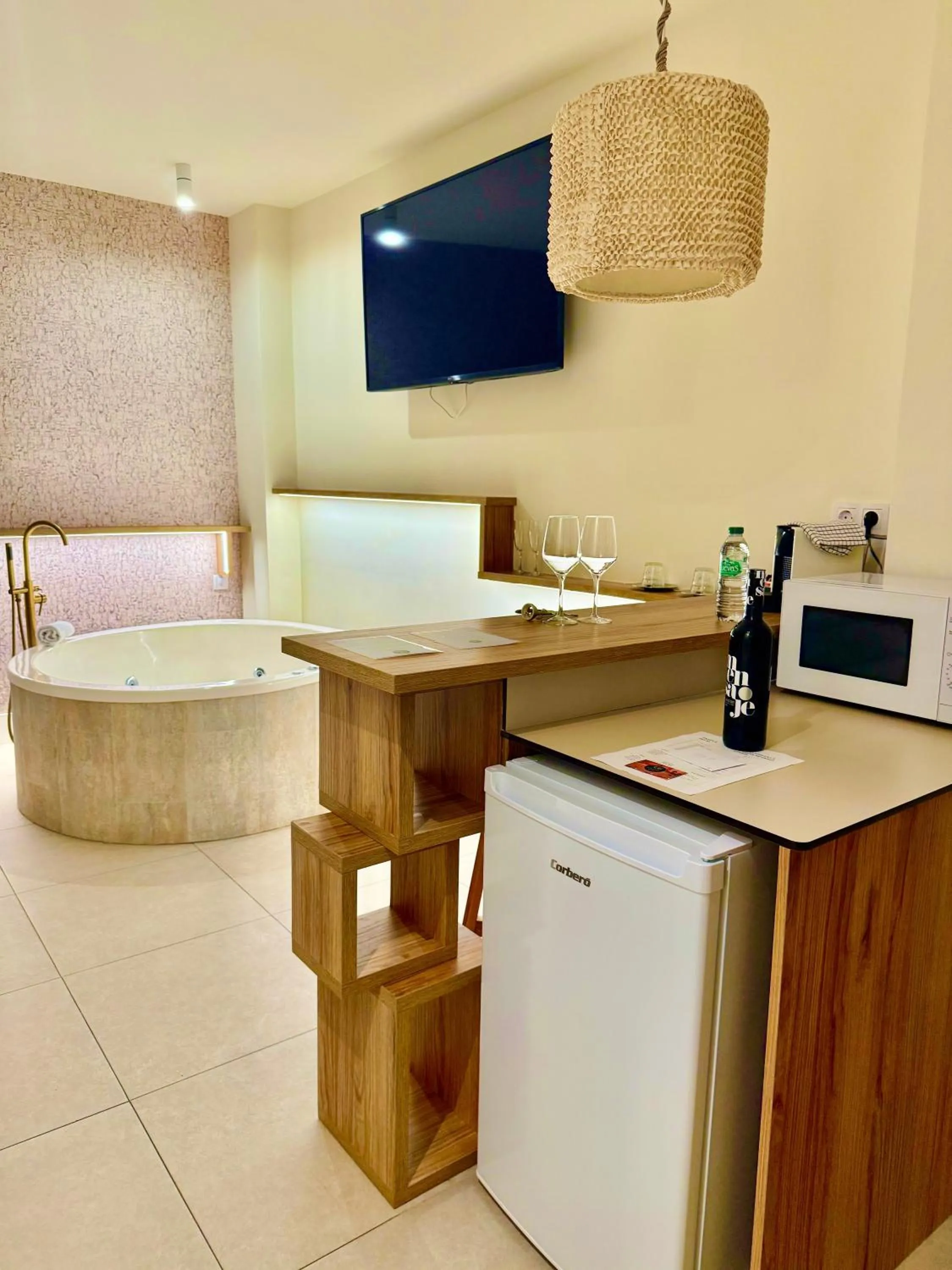 TV and multimedia in Reina Victoria Velázquez