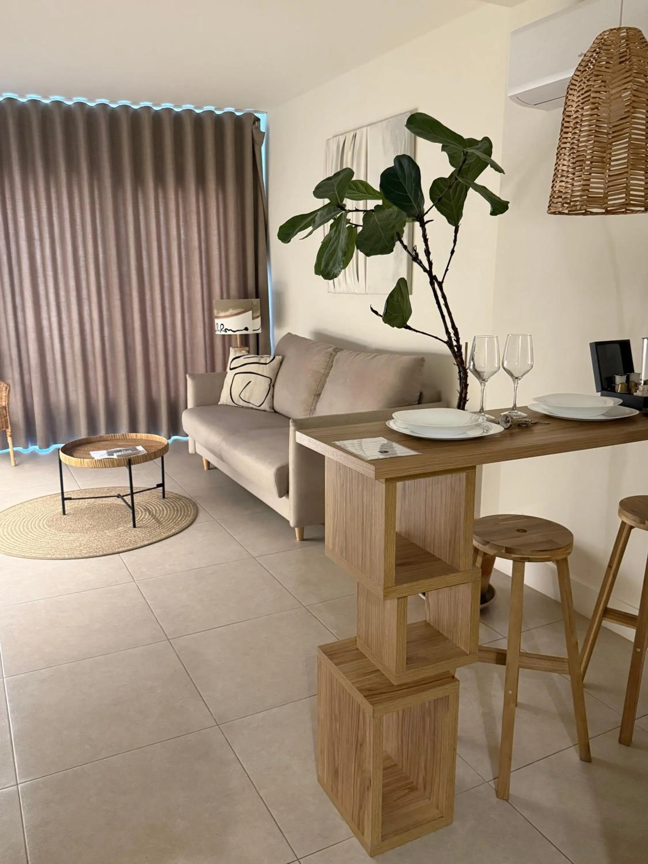 furniture in Reina Victoria Velázquez