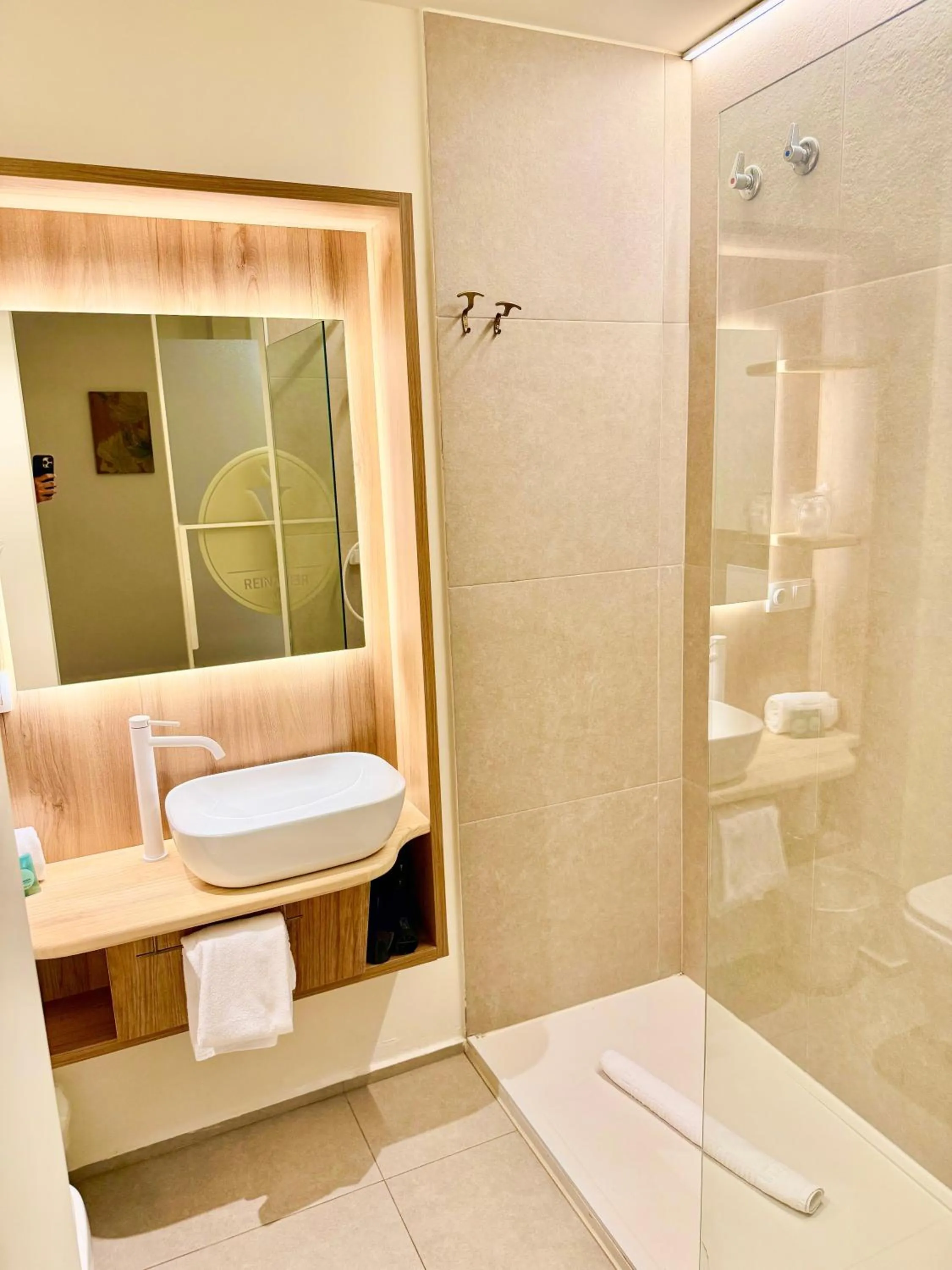 Shower in Reina Victoria Velázquez