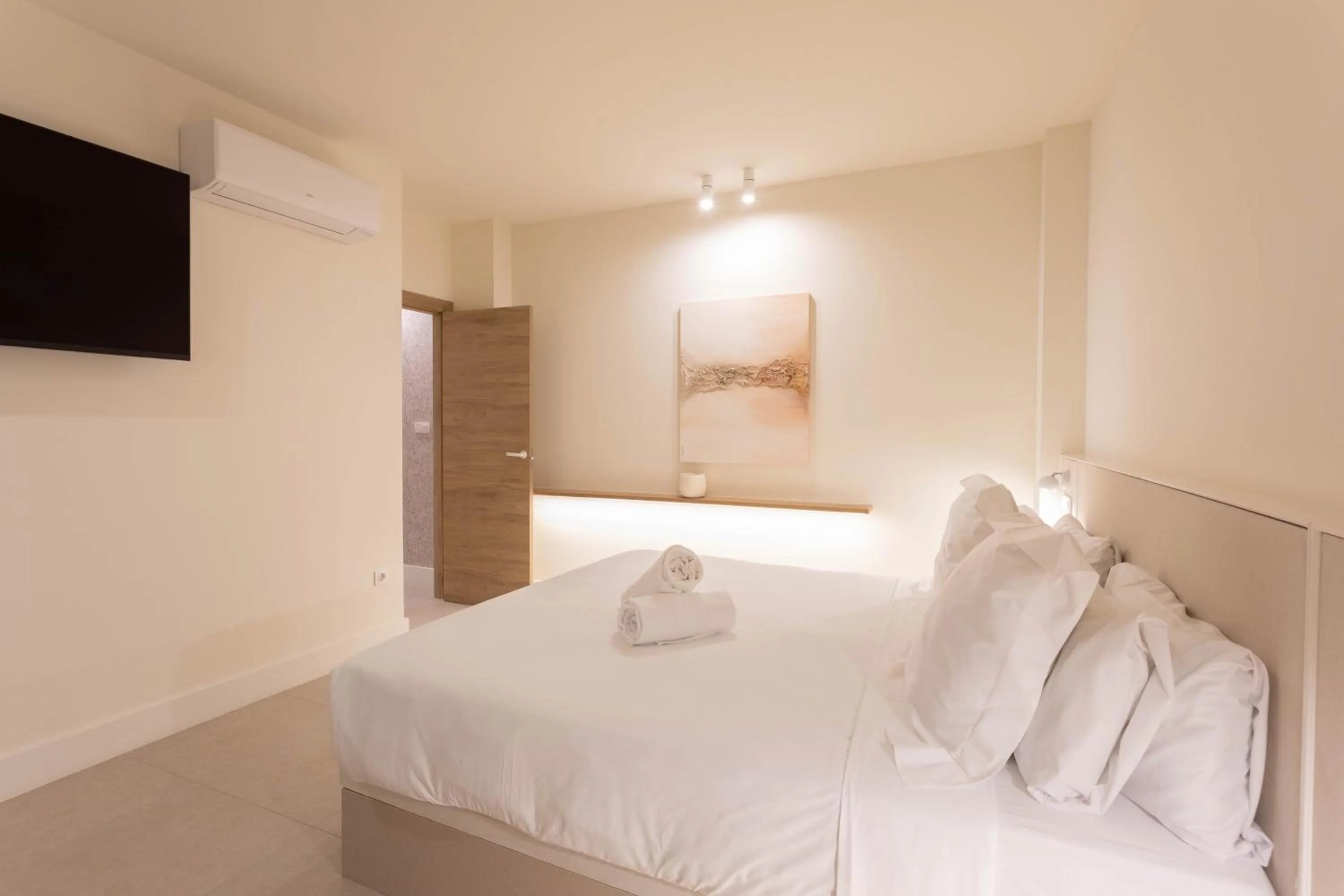 Photo of the whole room, Bed in Reina Victoria Velázquez