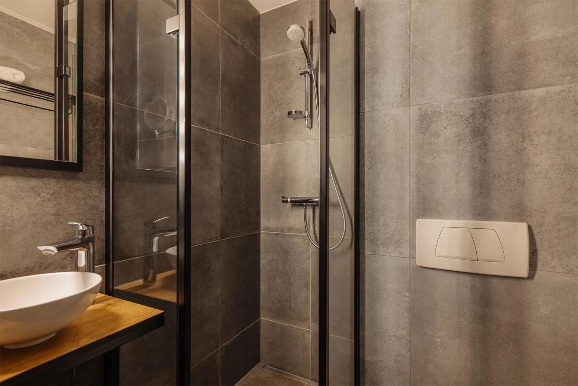 Shower in Leonardo Hotel Groningen City Center