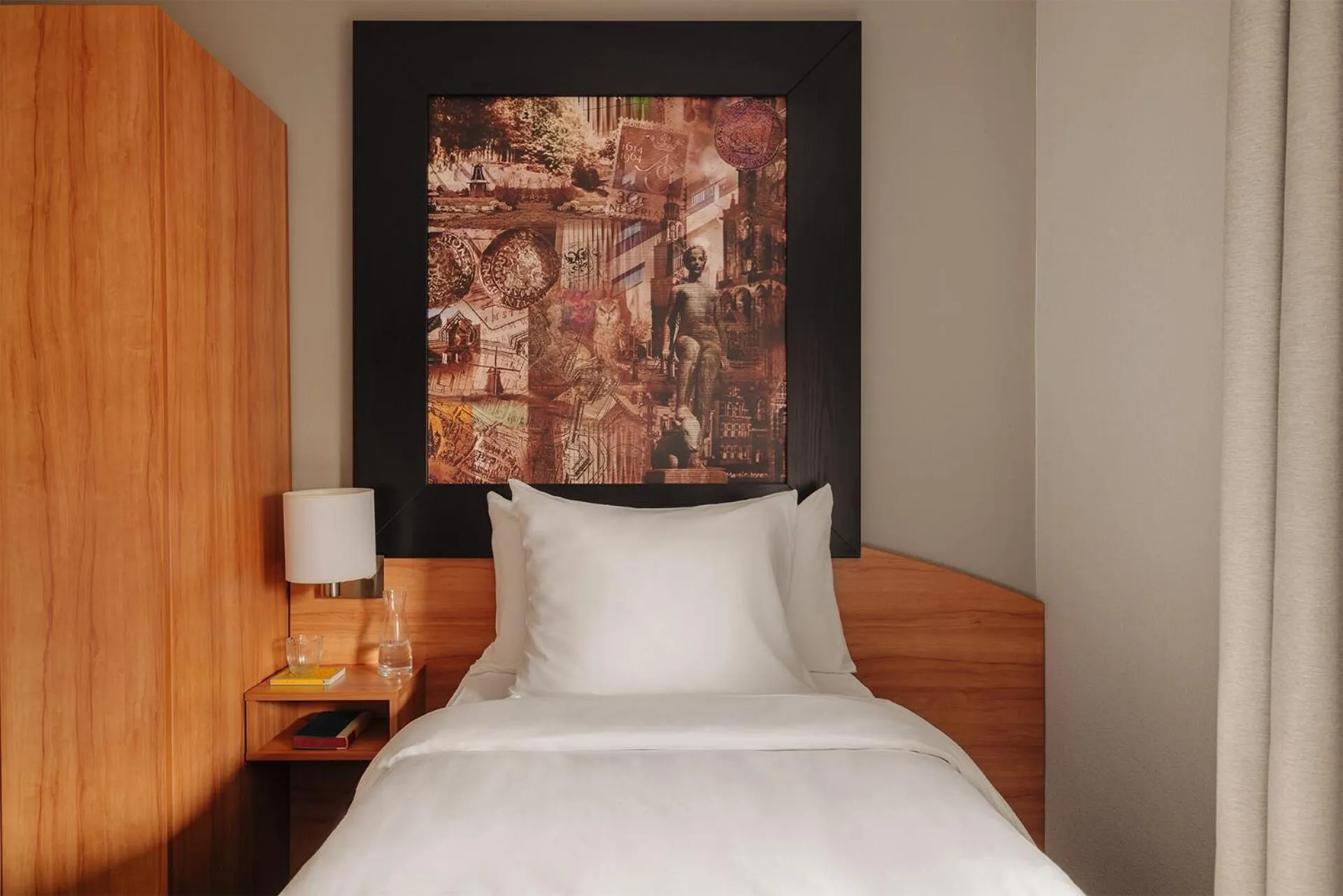 Bed in Leonardo Hotel Groningen City Center