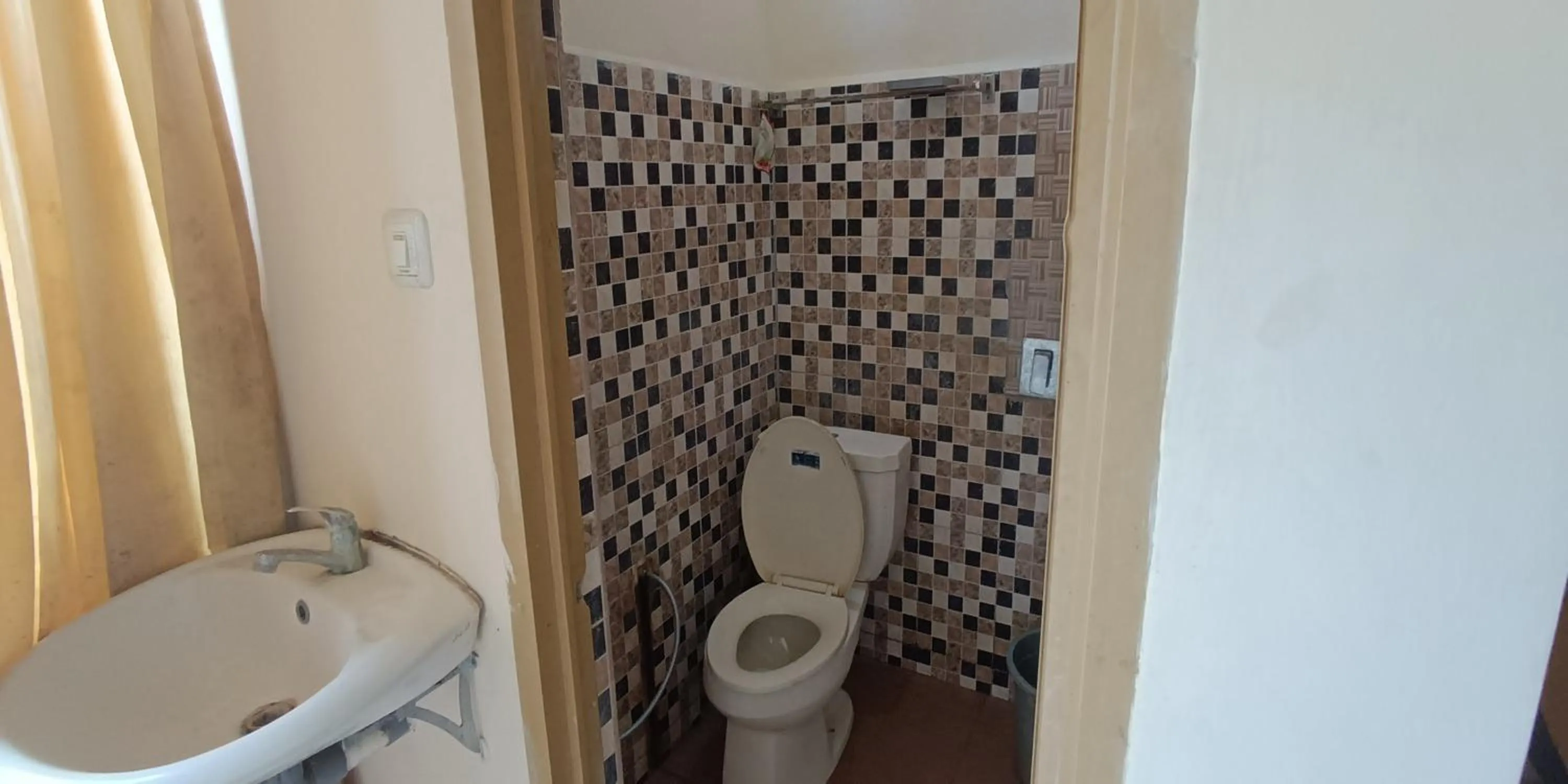 Shower in Hotel Manggasa Makale