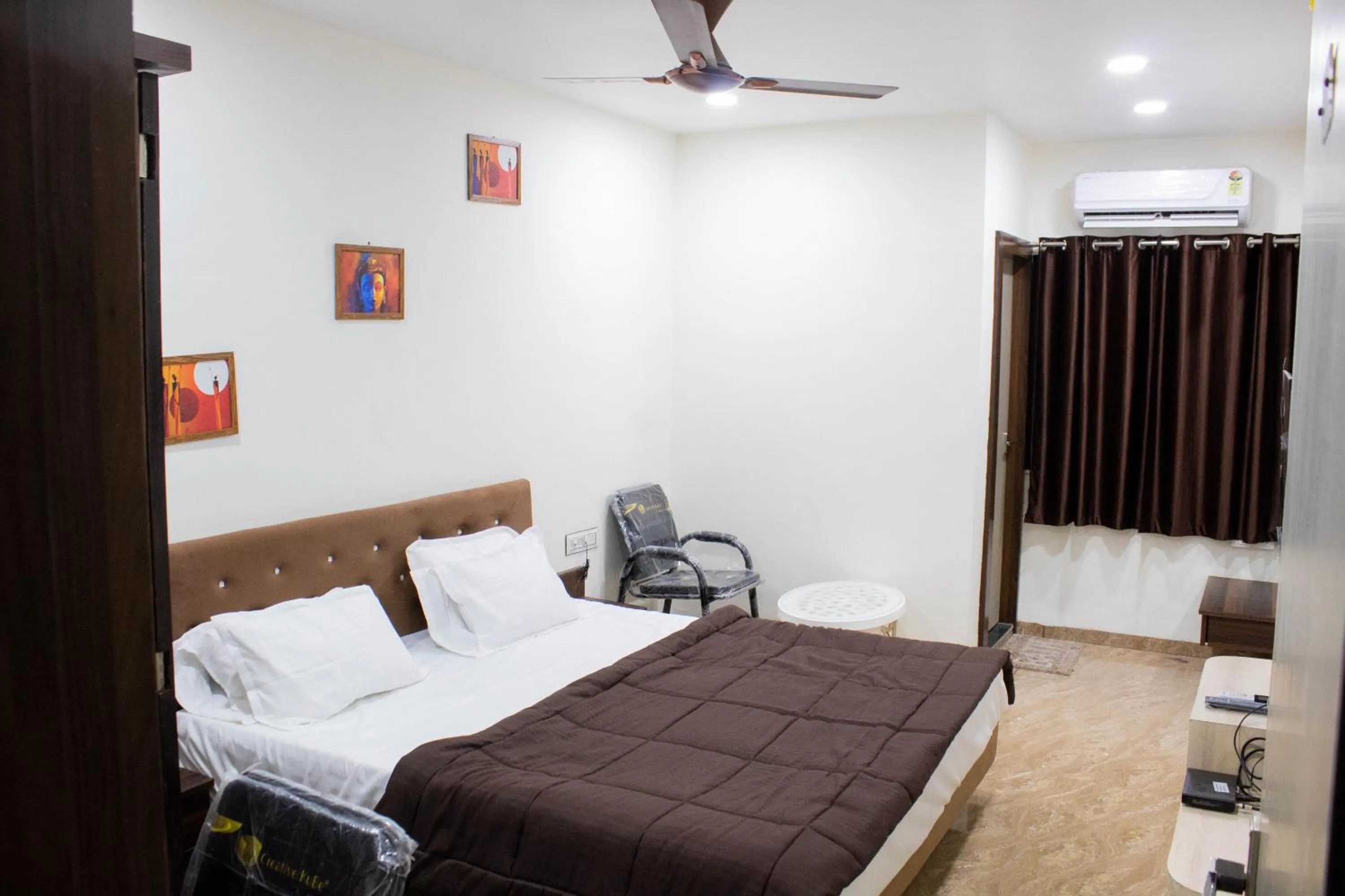 Photo of the whole room, Bed in Hotel Kiwi Inn