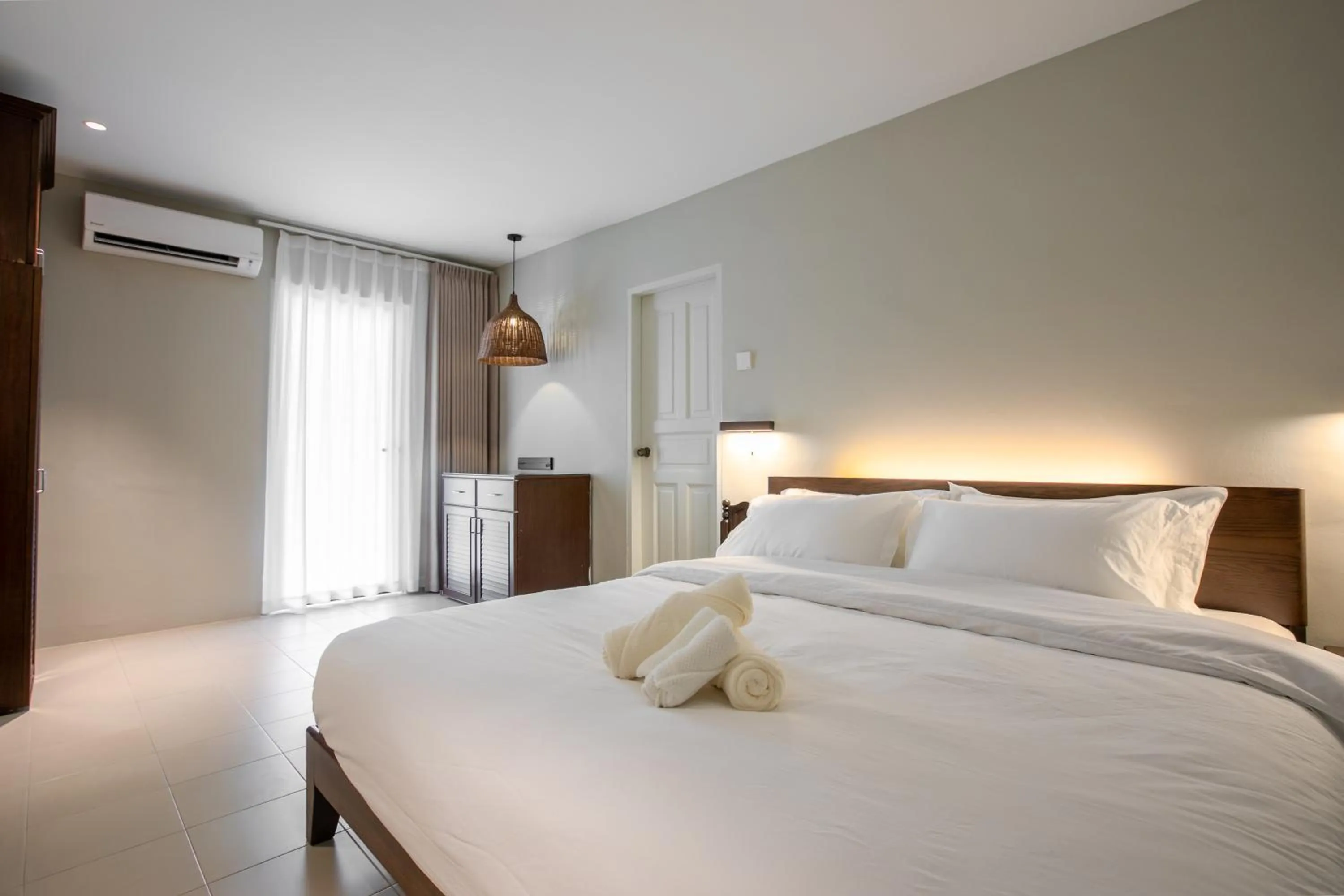 Bed in Kontor Mansion - 3 mins to Teluk Chempedak Beach & Private Pool