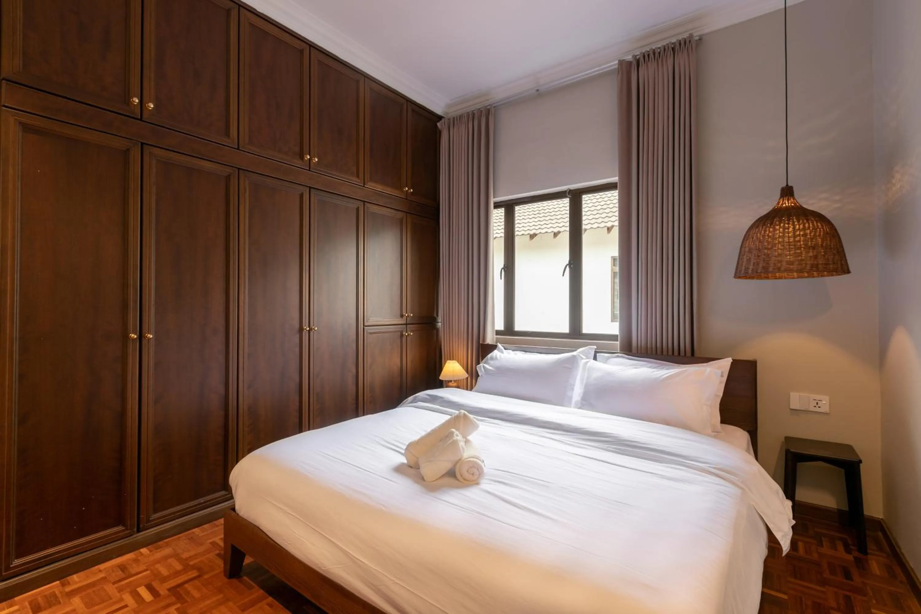 Bed in Kontor Mansion - 3 mins to Teluk Chempedak Beach & Private Pool