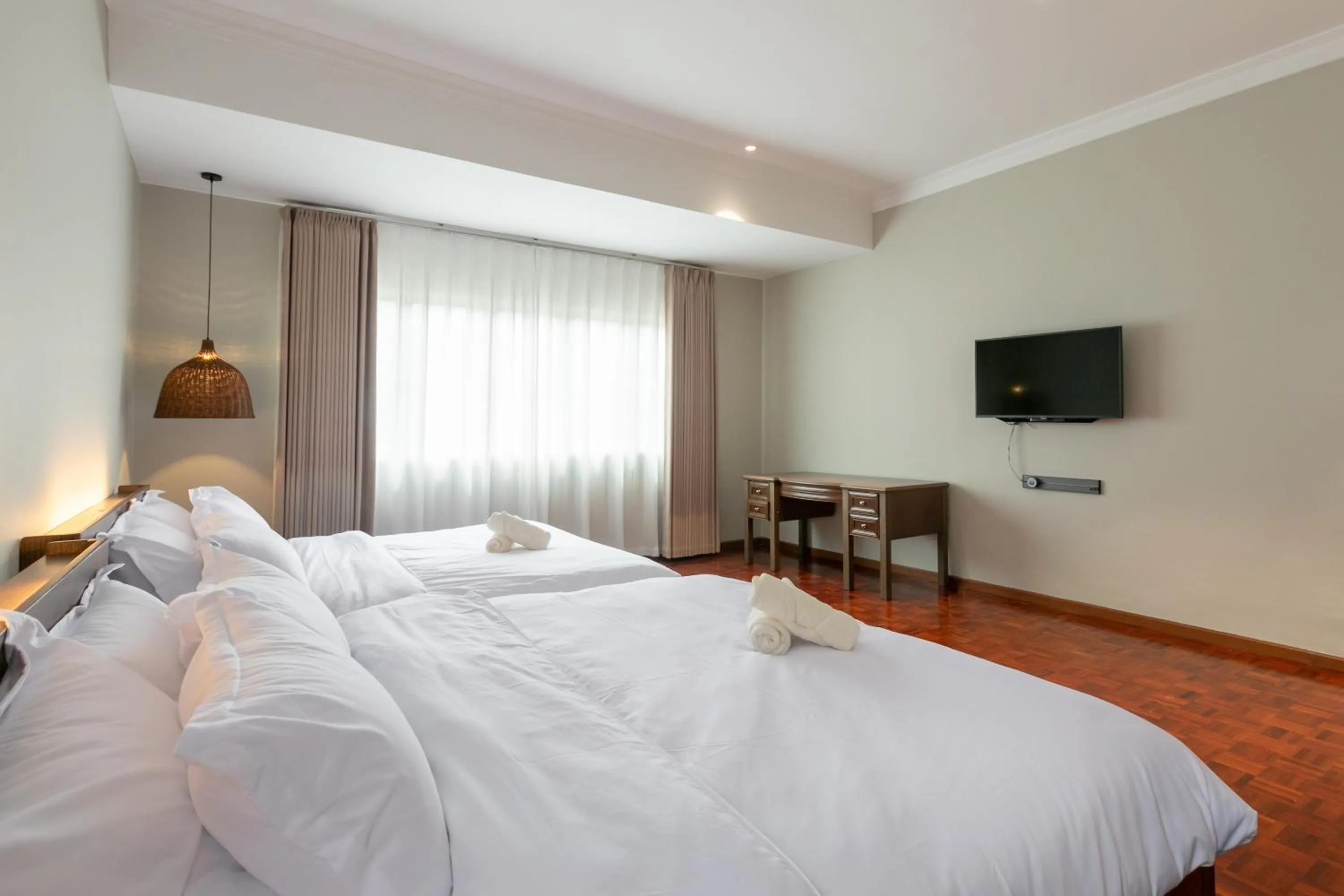 Bed in Kontor Mansion - 3 mins to Teluk Chempedak Beach & Private Pool