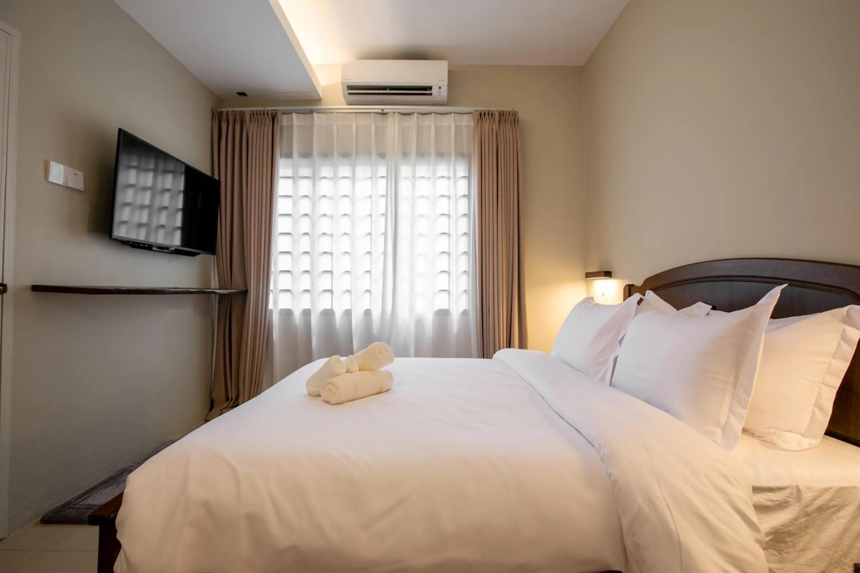 Bed in Kontor Mansion - 3 mins to Teluk Chempedak Beach & Private Pool