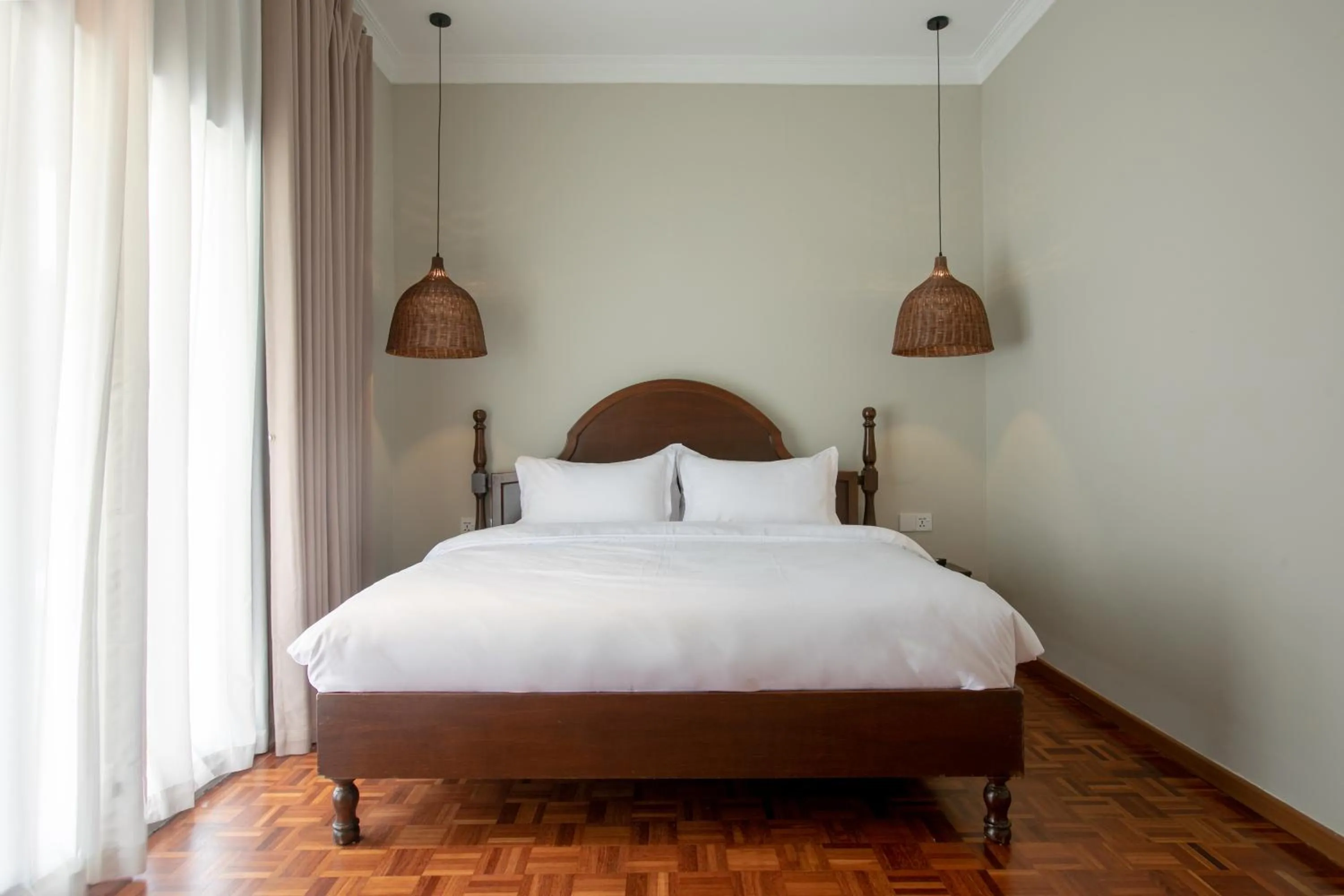 Bed in Kontor Mansion - 3 mins to Teluk Chempedak Beach & Private Pool