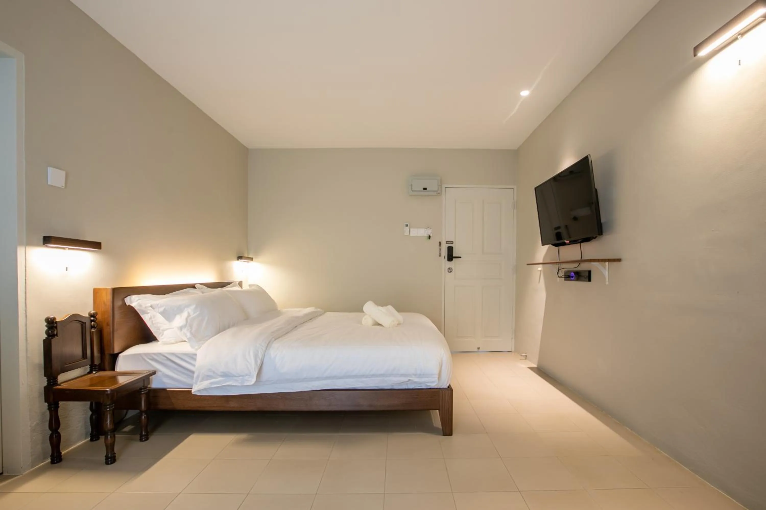 Bed in Kontor Mansion - 3 mins to Teluk Chempedak Beach & Private Pool