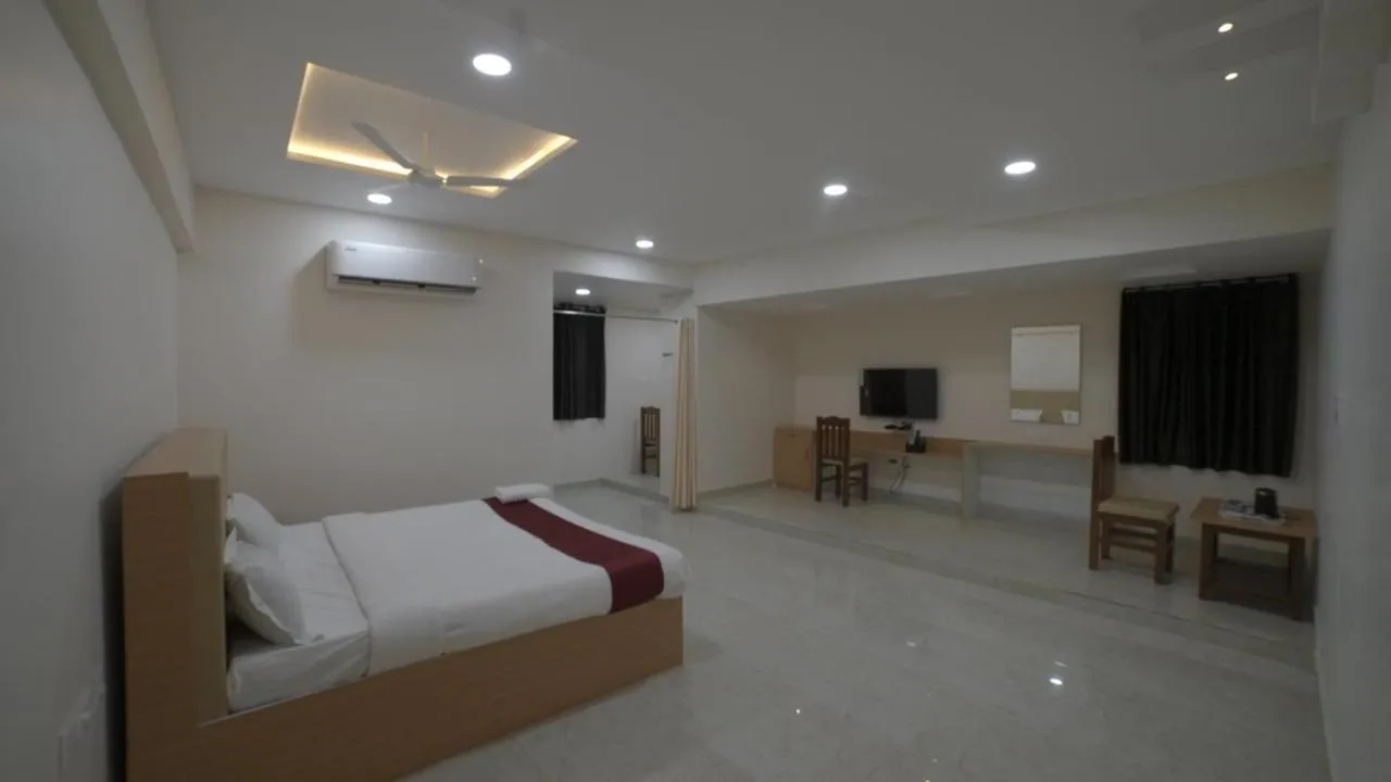 King Suite - single occupancy in HOTEL RAJAM SELVA