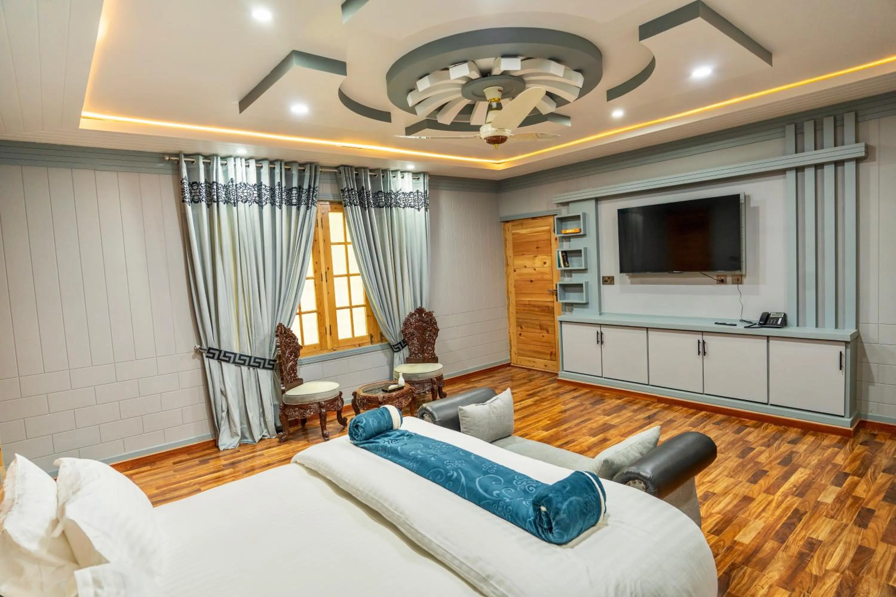 Seating area, Bed in Dirleh Hotel