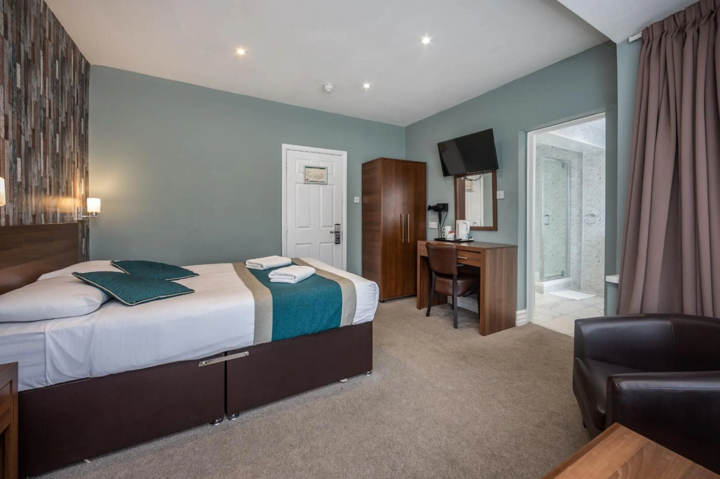 Bed in King Solomon Hotel- Golders Green