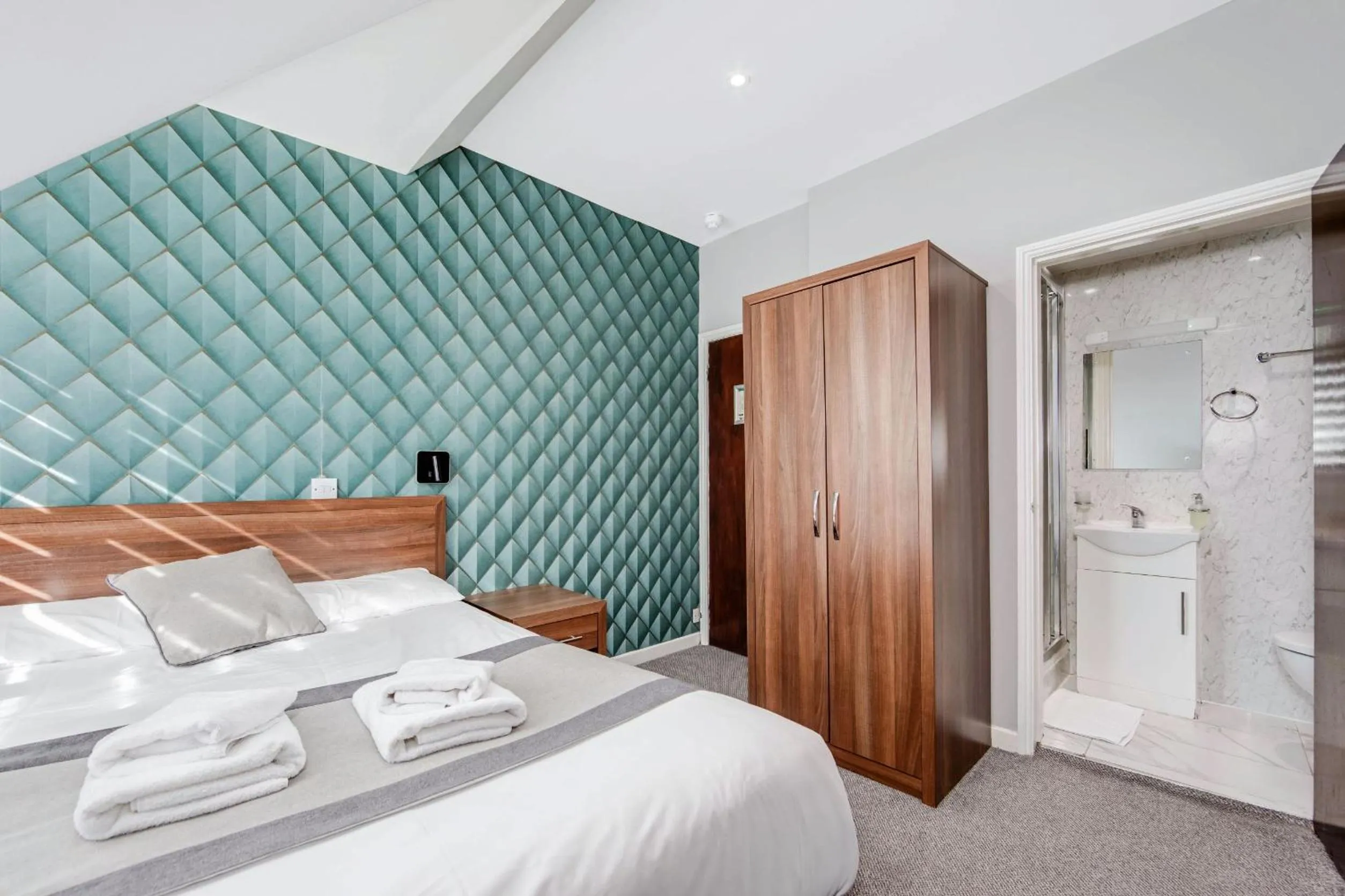 Bed in King Solomon Hotel- Golders Green