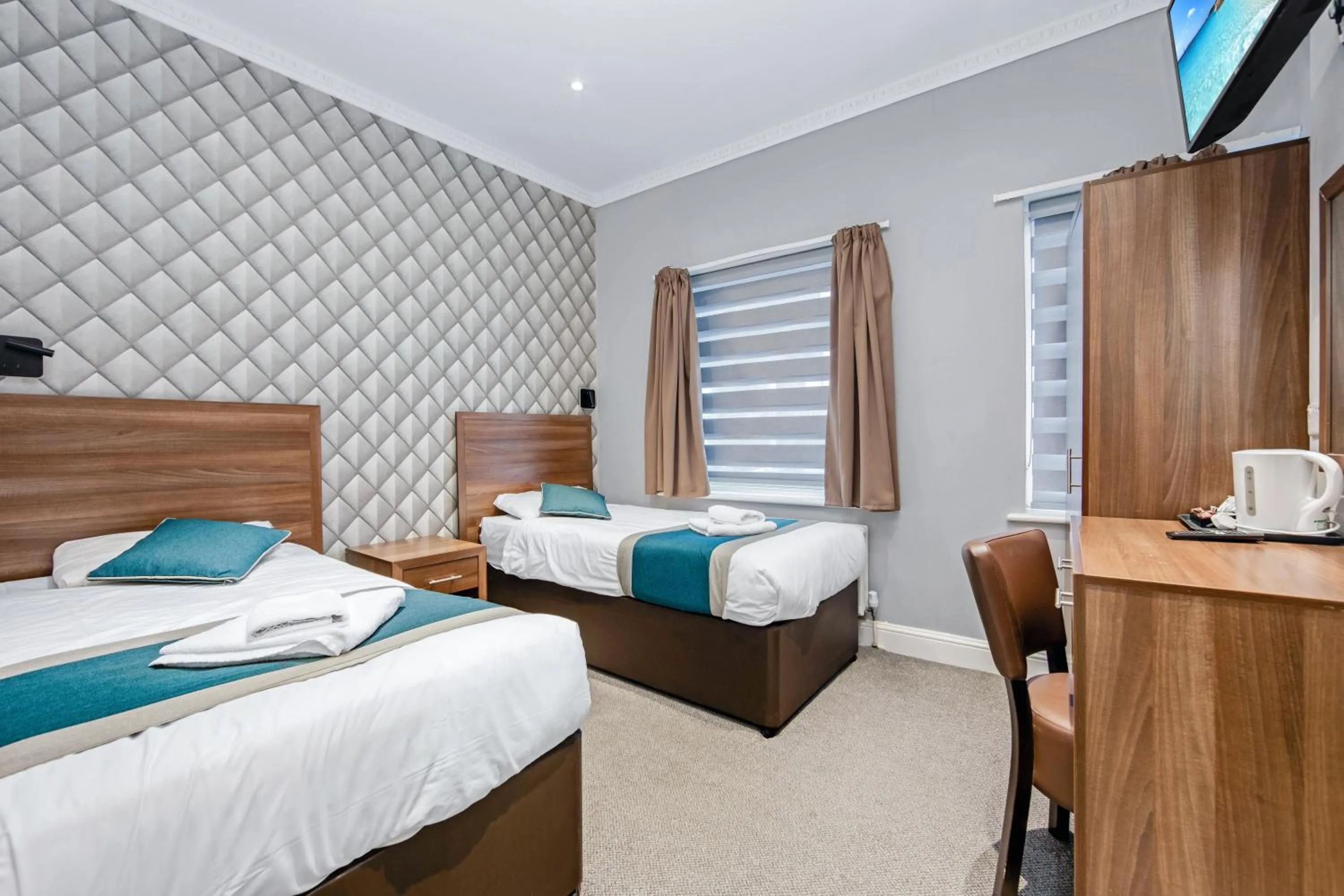 Coffee/tea facilities, Bed in King Solomon Hotel- Golders Green