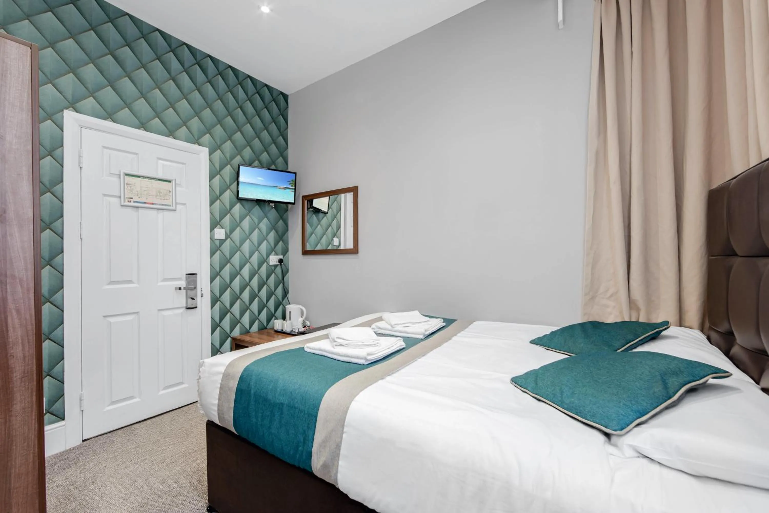 Bed in King Solomon Hotel- Golders Green