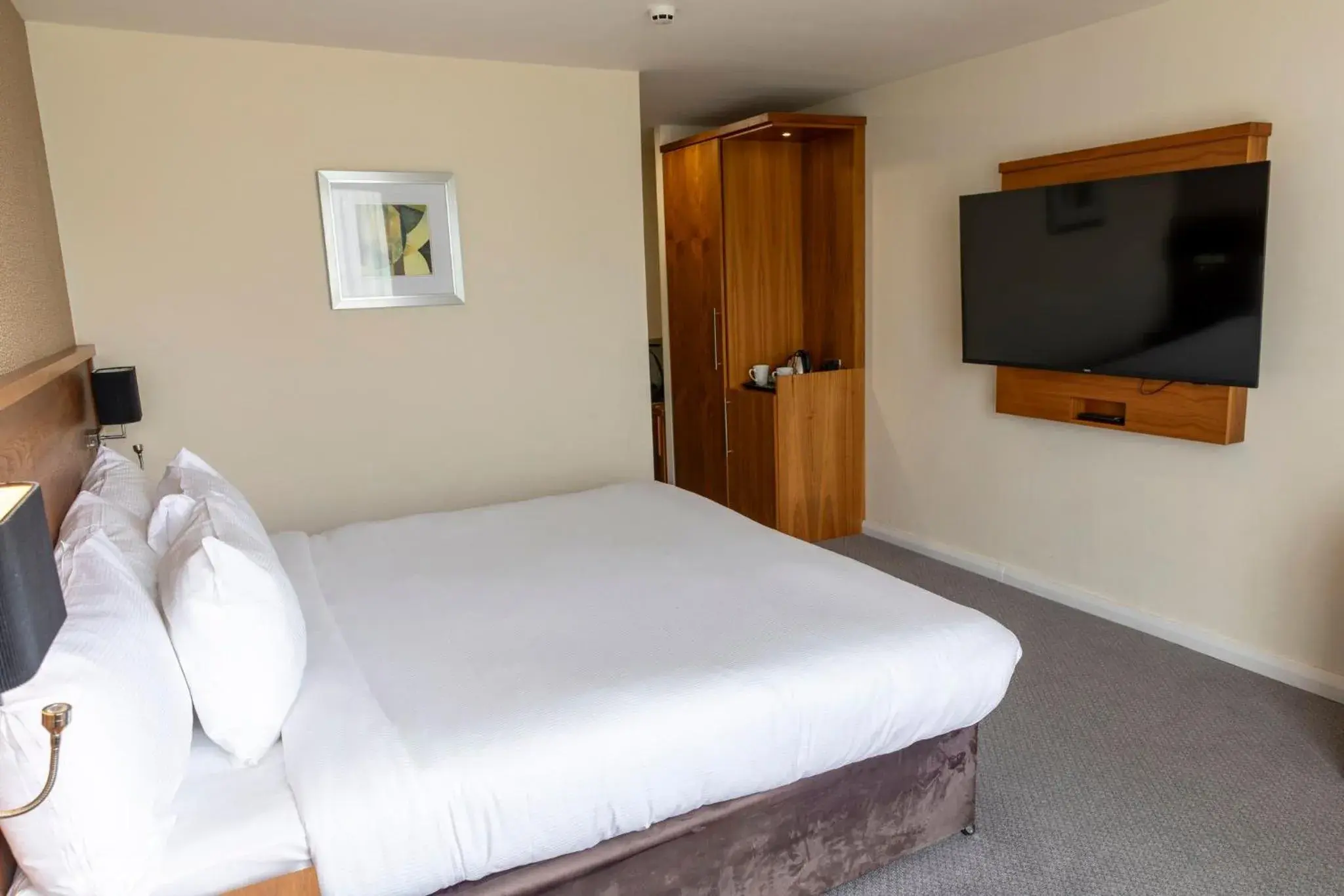 King Room with Large King Bed in Holiday Inn Newcastle Gosforth Park by IHG King Room with Large King Bed in Holiday Inn Newcastle Gosforth Park by IHG