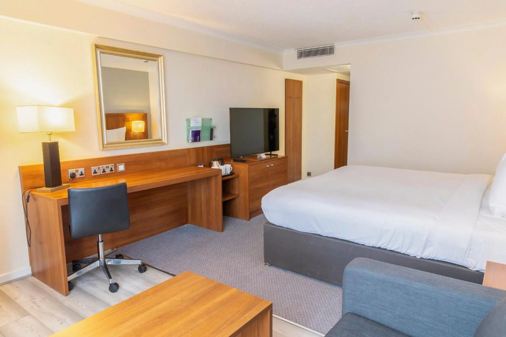 Photo of the whole room, Bed in Holiday Inn Newcastle Gosforth Park by IHG