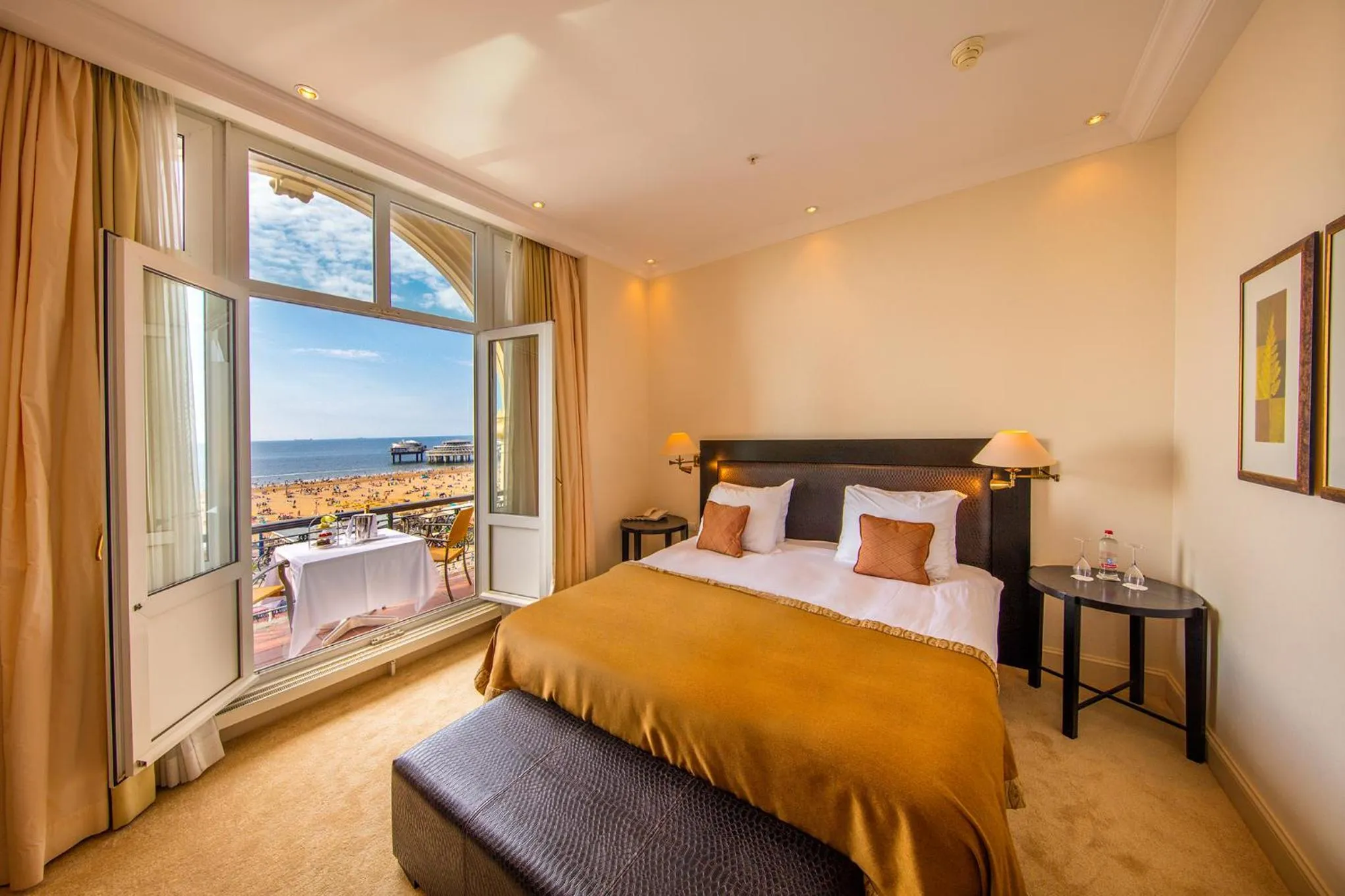 View (from property/room), Bed in Grand Hotel Amrâth Kurhaus The Hague Scheveningen