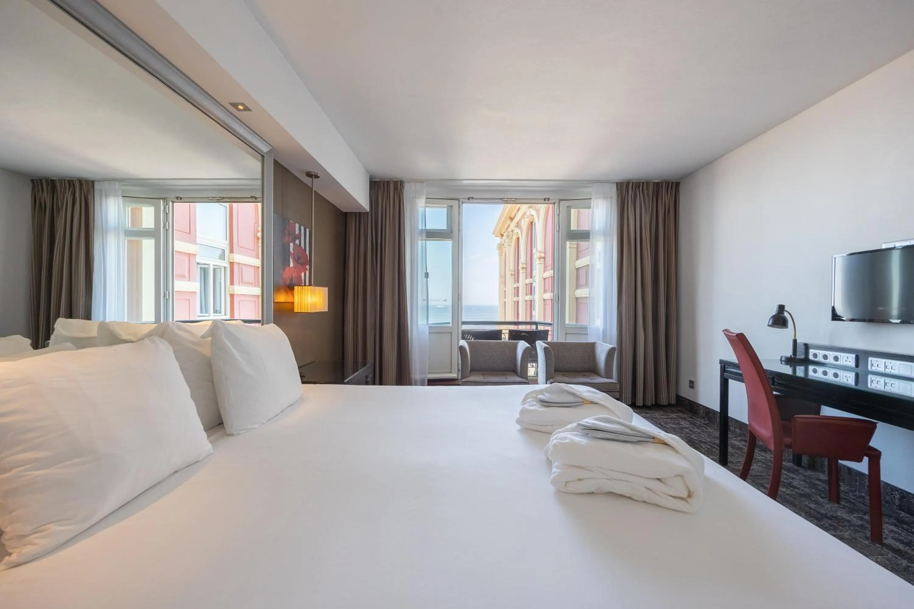 Bedroom, Bed in Grand Hotel Amrâth Kurhaus The Hague Scheveningen