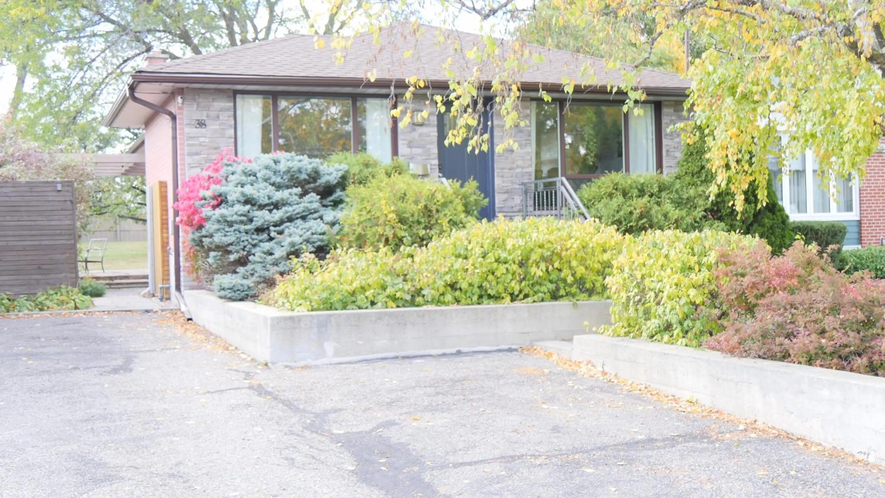 Property building in Richview Gardens Suite, 3-bdr