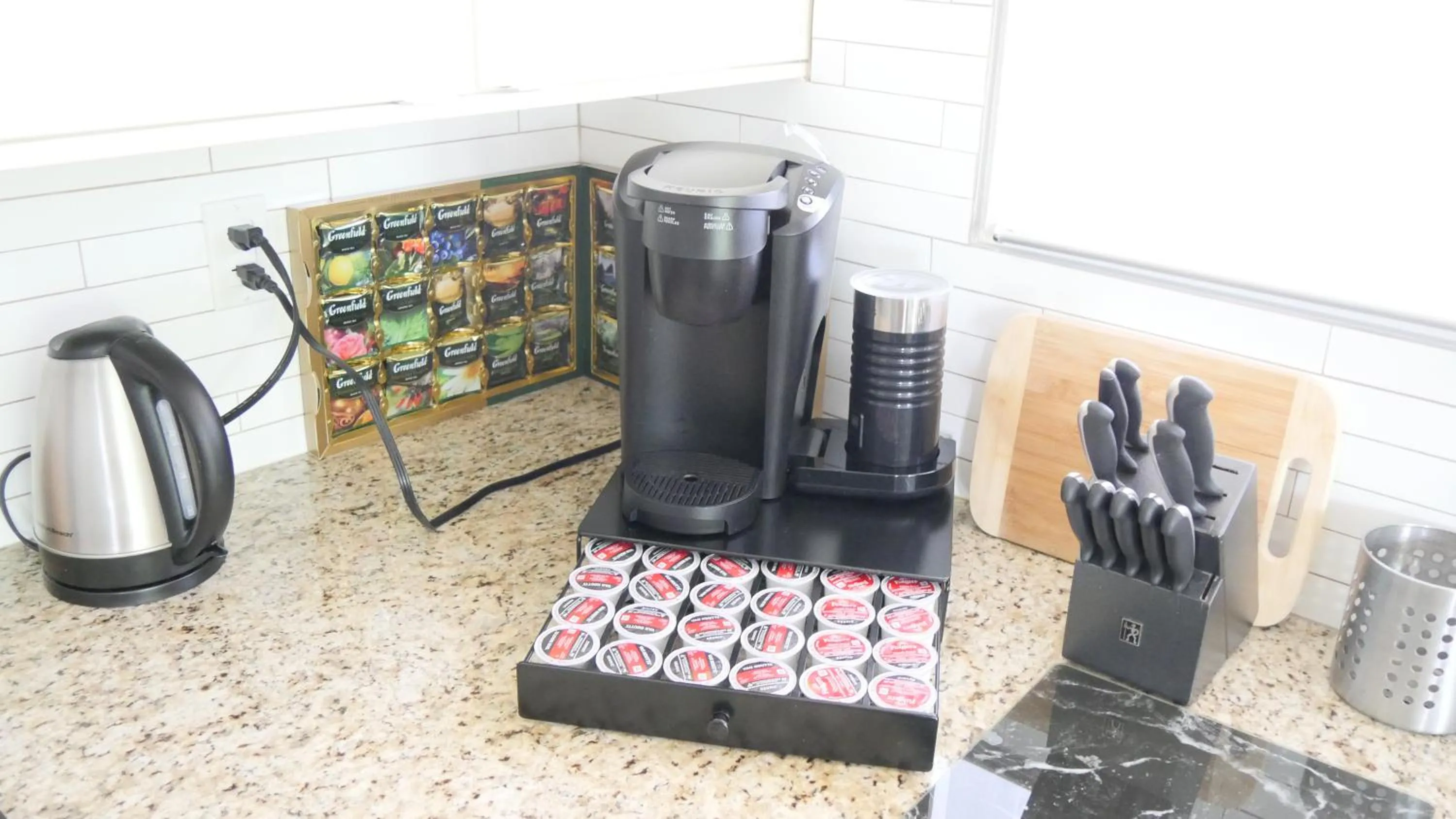 Coffee/tea facilities in Richview Gardens Suite, 3-bdr