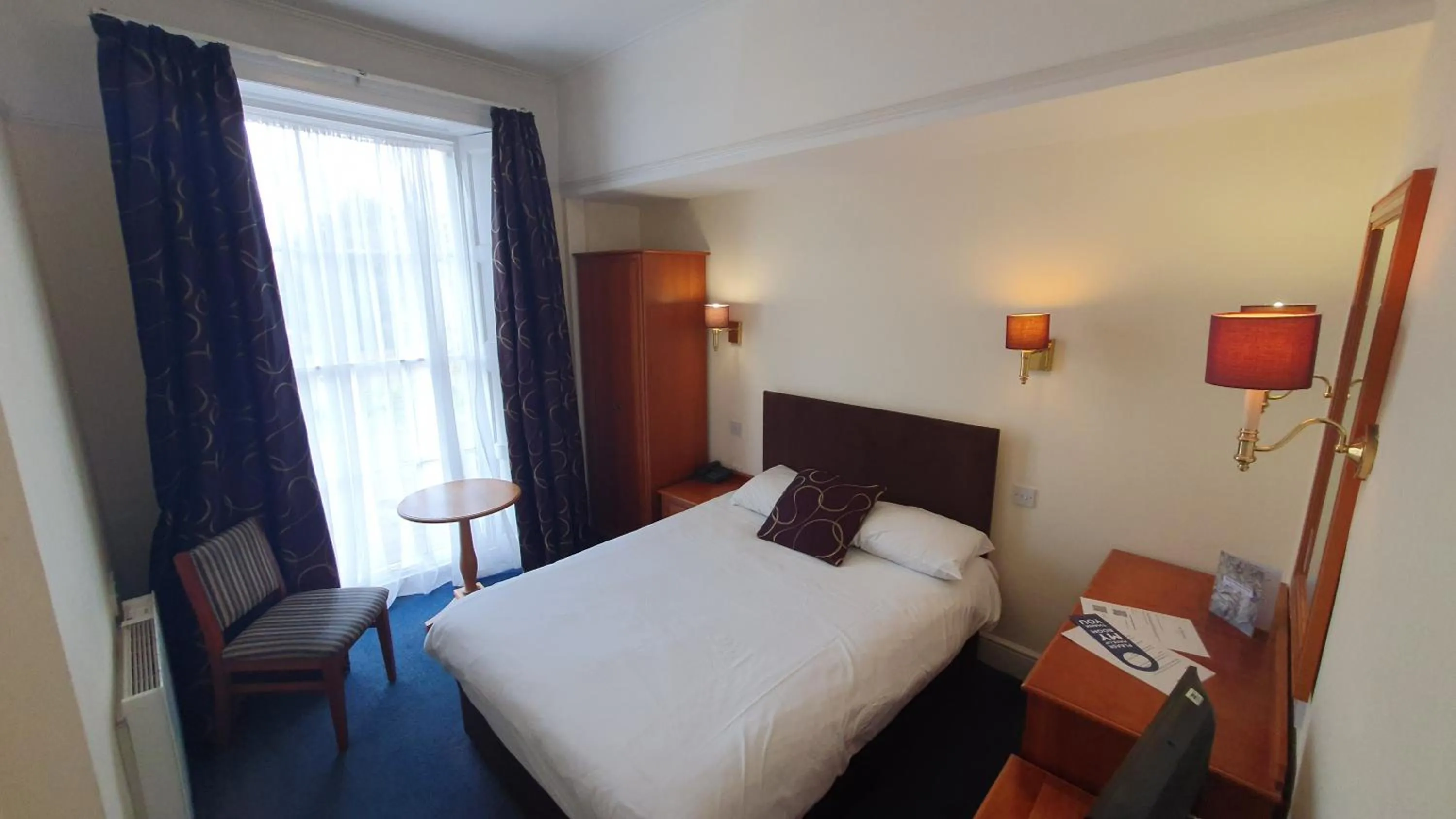 Bedroom, Bed in Alton House Hotel