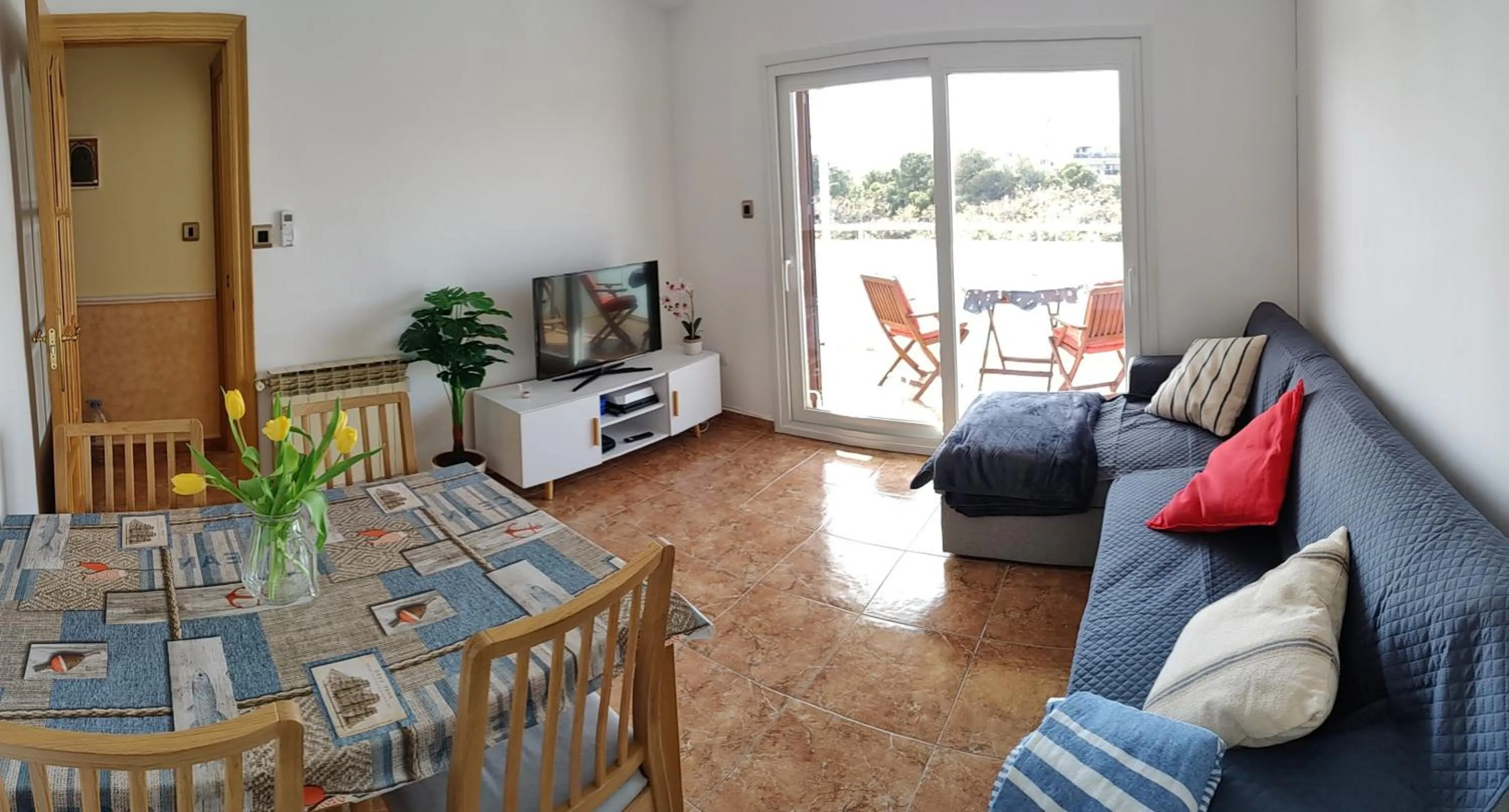 Sunny flat with balcony and sea views