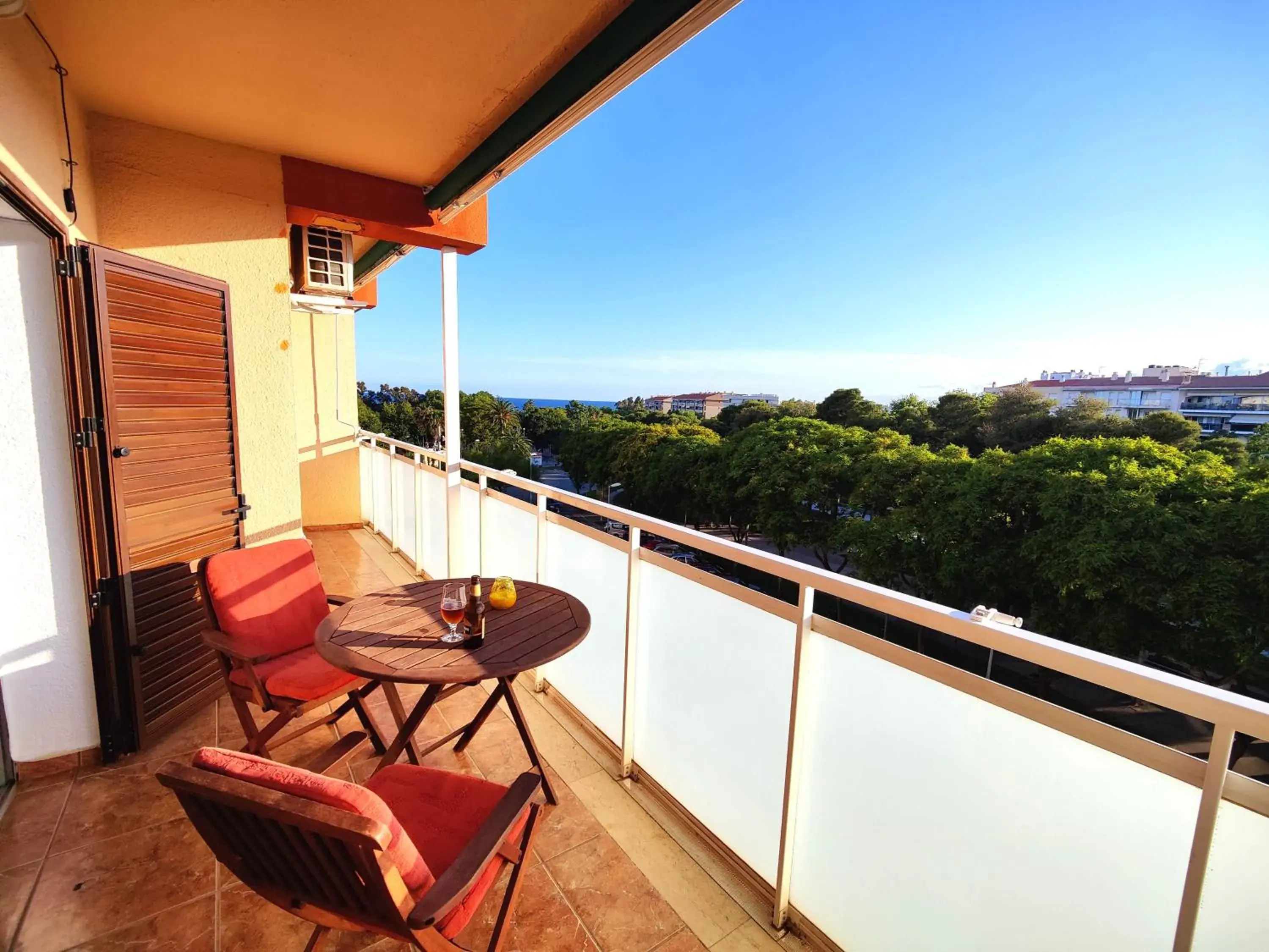 Sunny flat with balcony and sea views Sunny flat with balcony and sea views
