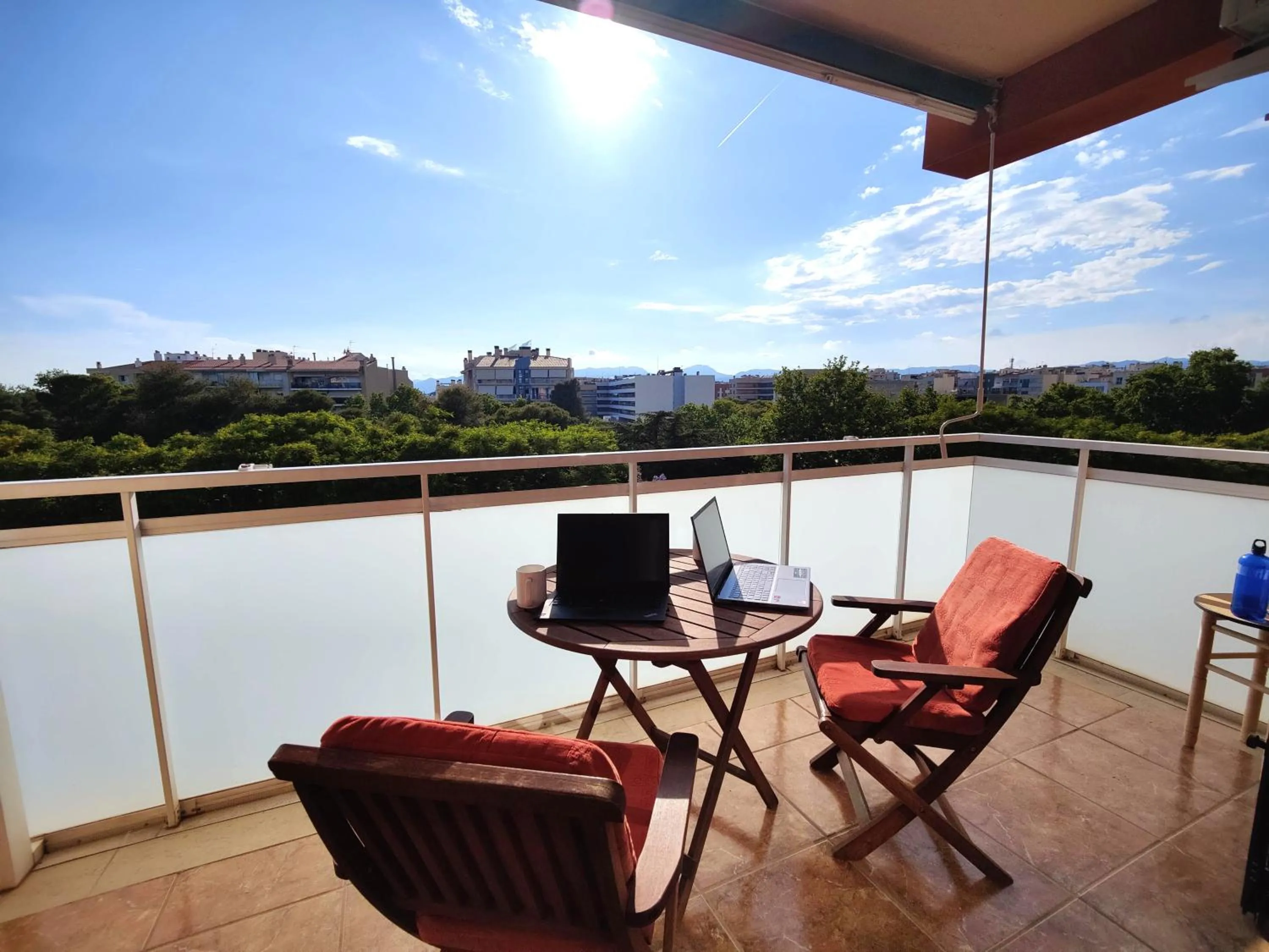 Sunny flat with balcony and sea views
