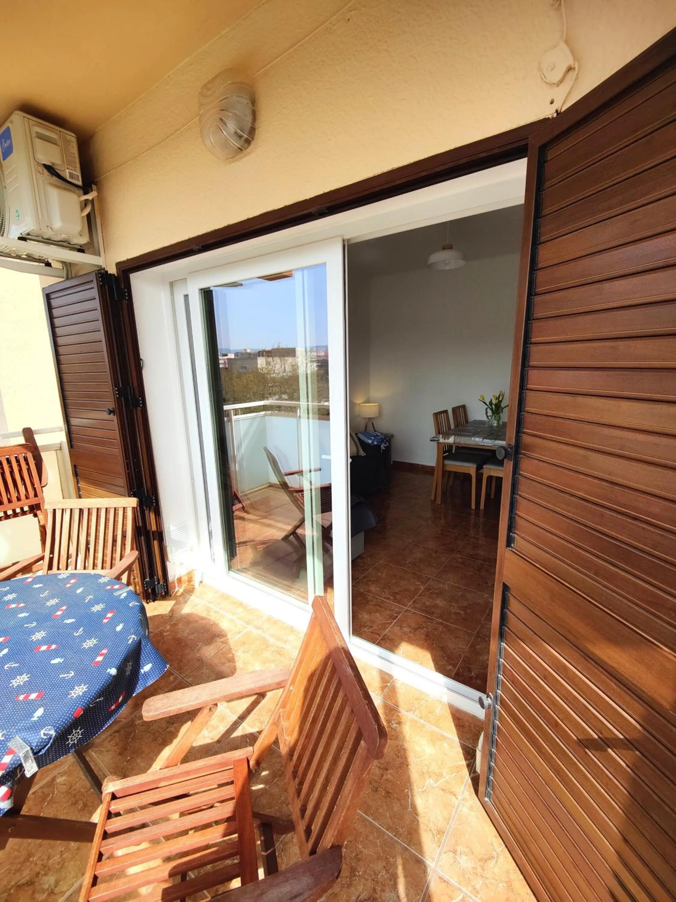Sunny flat with balcony and sea views