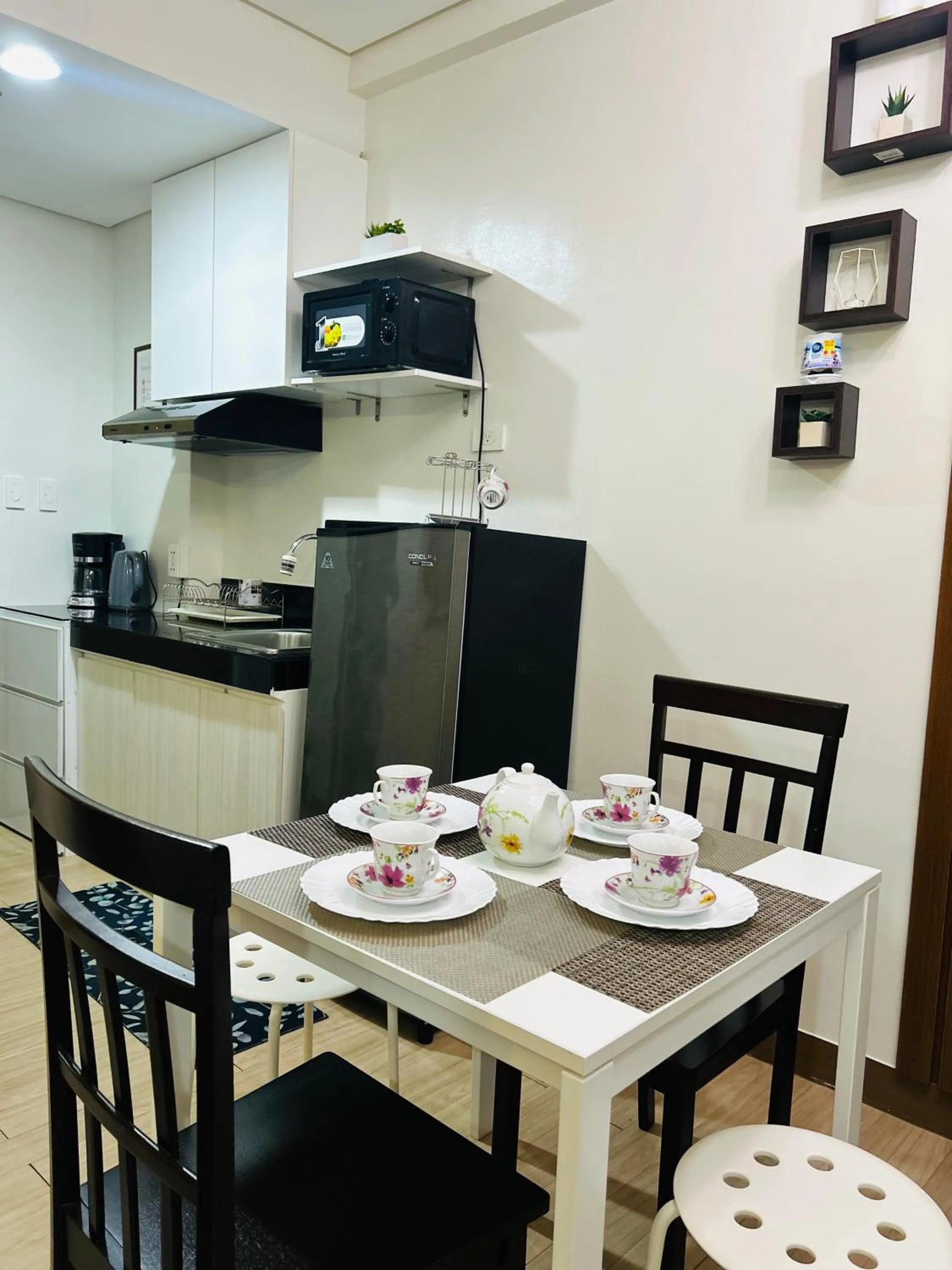 Dining area in Cozy Belle Suite Relaxing Place at SMDC Hope Residences