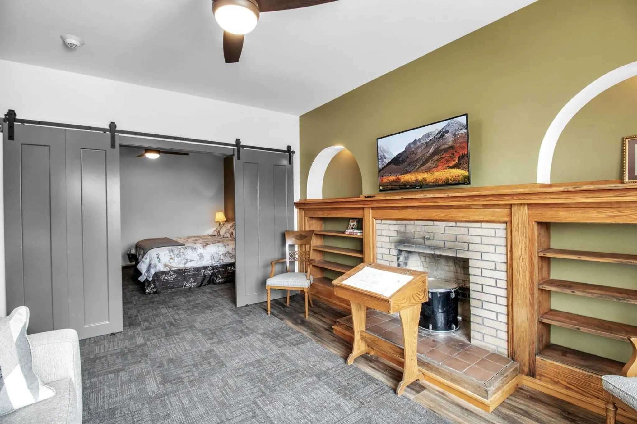 Living room, Bed in Webber Hotel