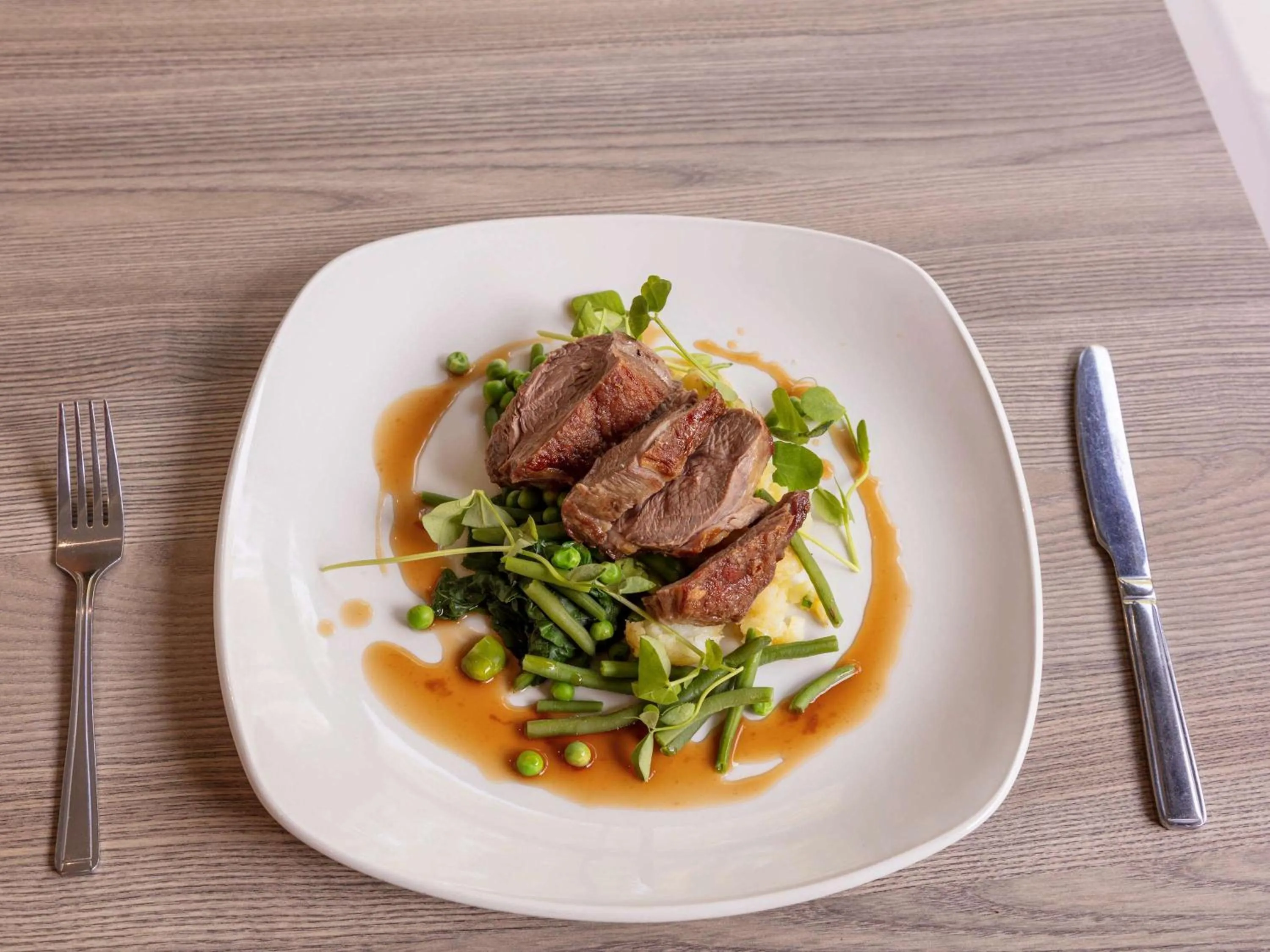 Restaurant/places to eat in Novotel Newcastle Airport