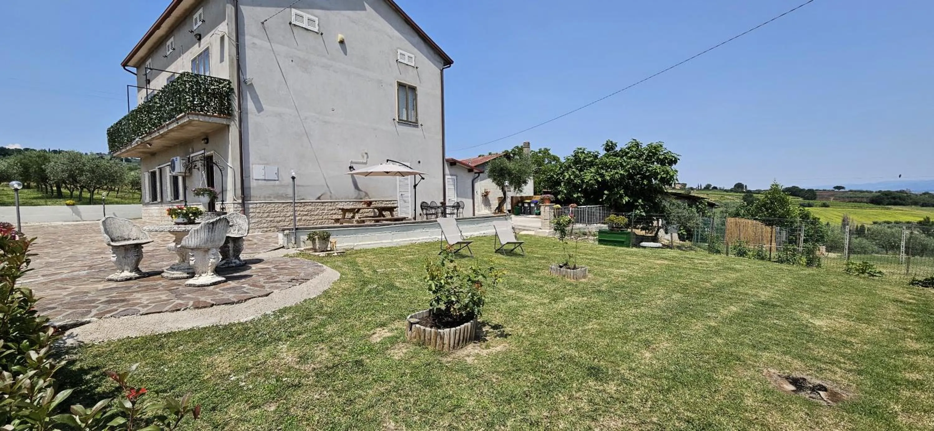 Property building in Casa con incantevole panorama
