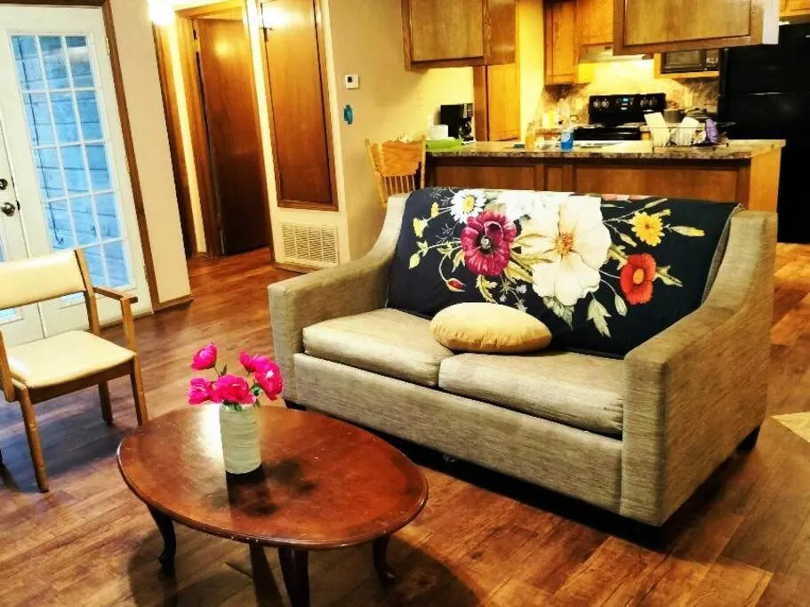 Golden Sunflower's Apt D