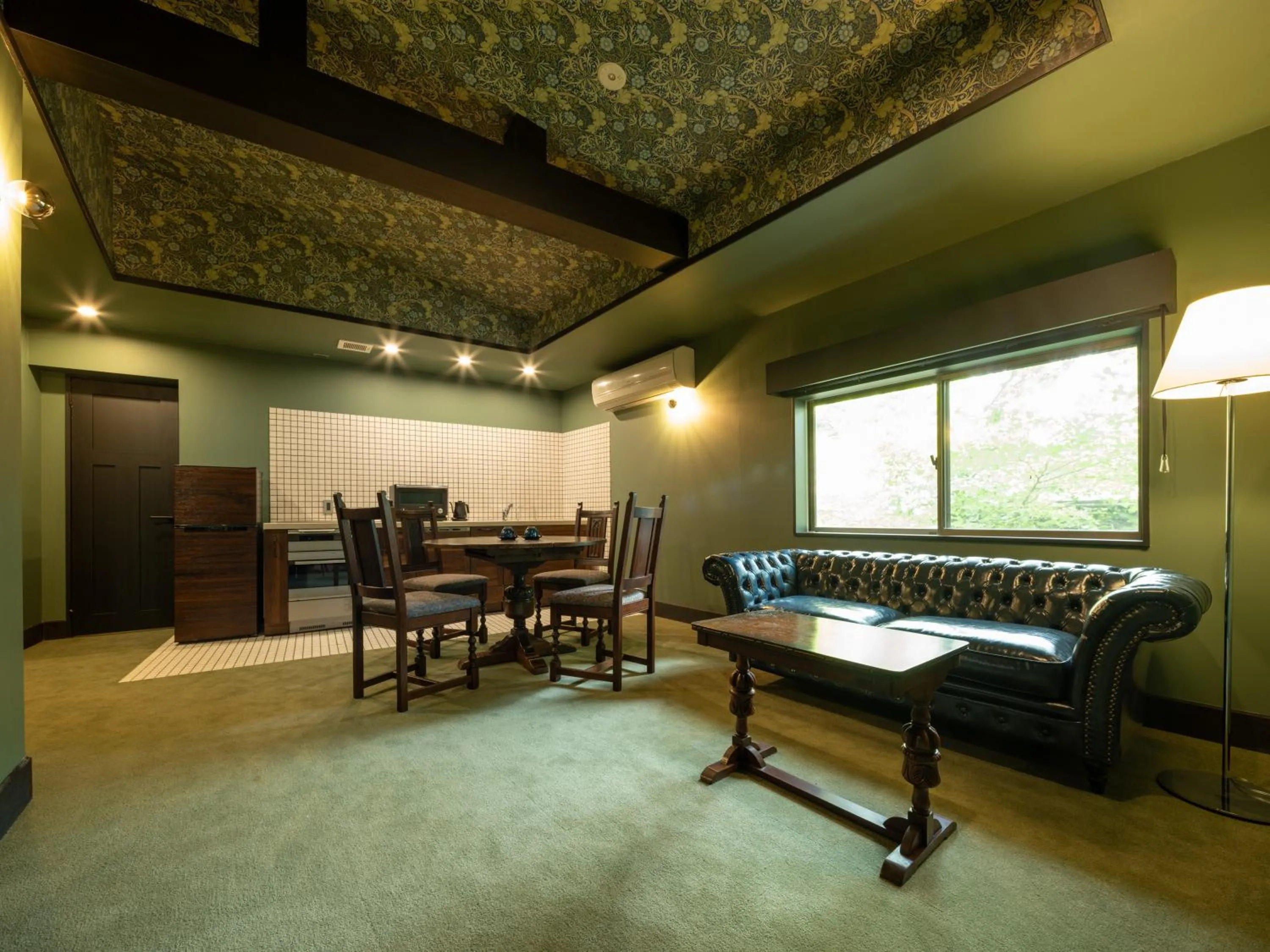 Photo of the whole room in LONGINGHOUSE Kyukaruizawa Suwanomori