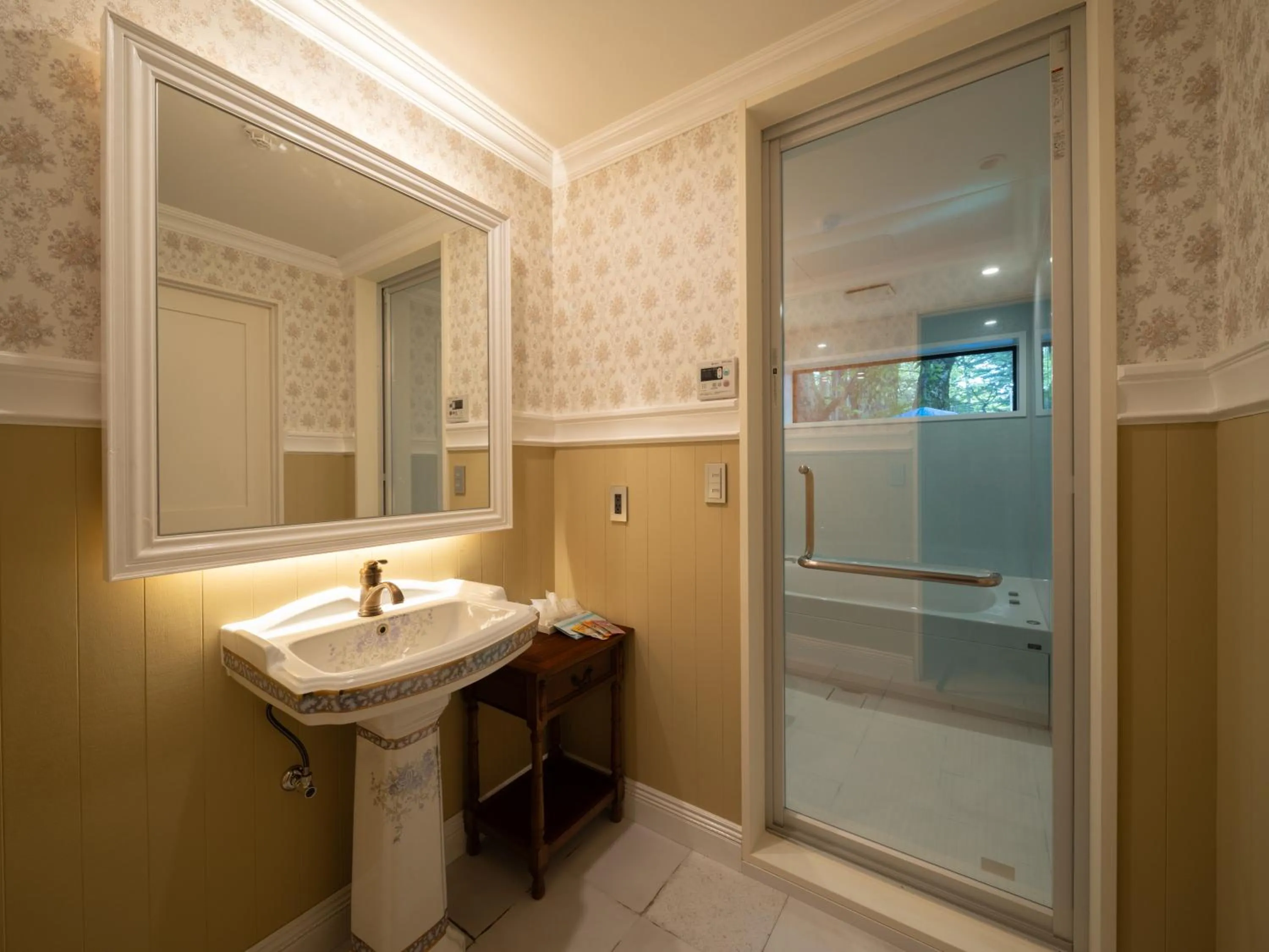 Photo of the whole room in LONGINGHOUSE Kyukaruizawa Suwanomori