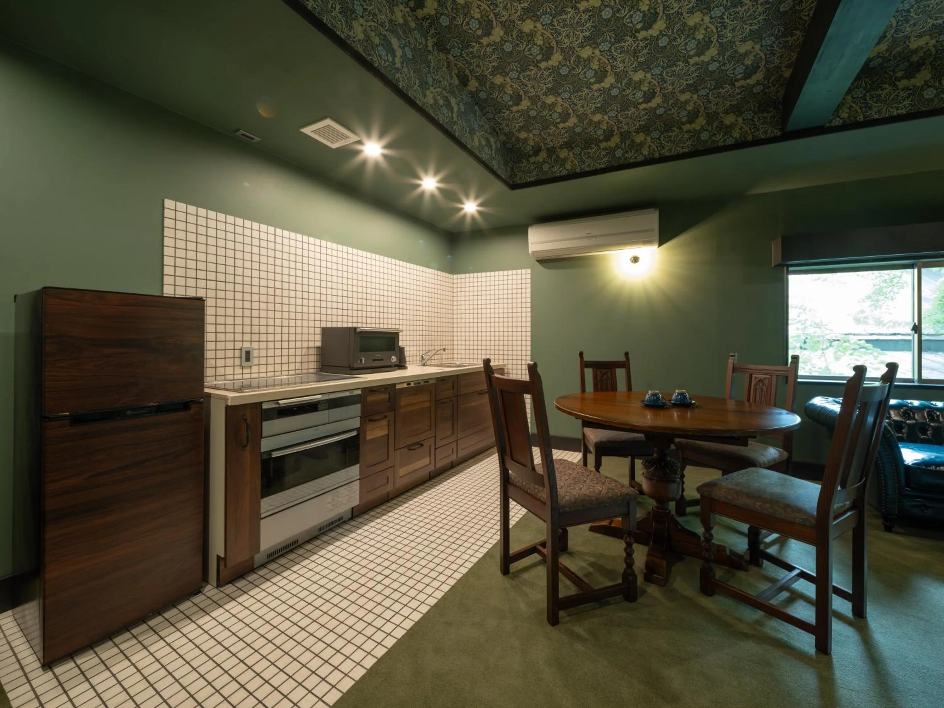 Photo of the whole room in LONGINGHOUSE Kyukaruizawa Suwanomori