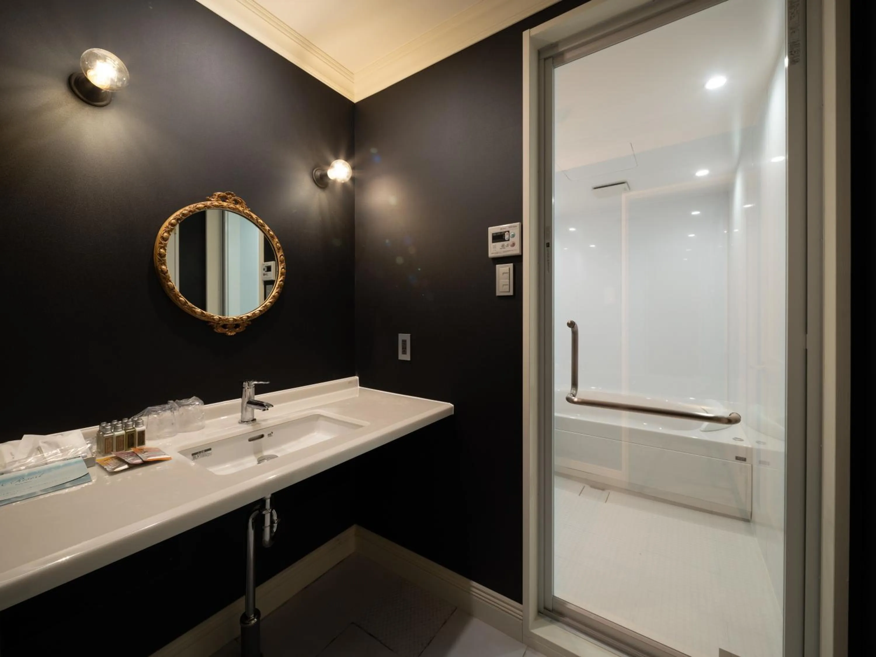 Photo of the whole room in LONGINGHOUSE Kyukaruizawa Suwanomori