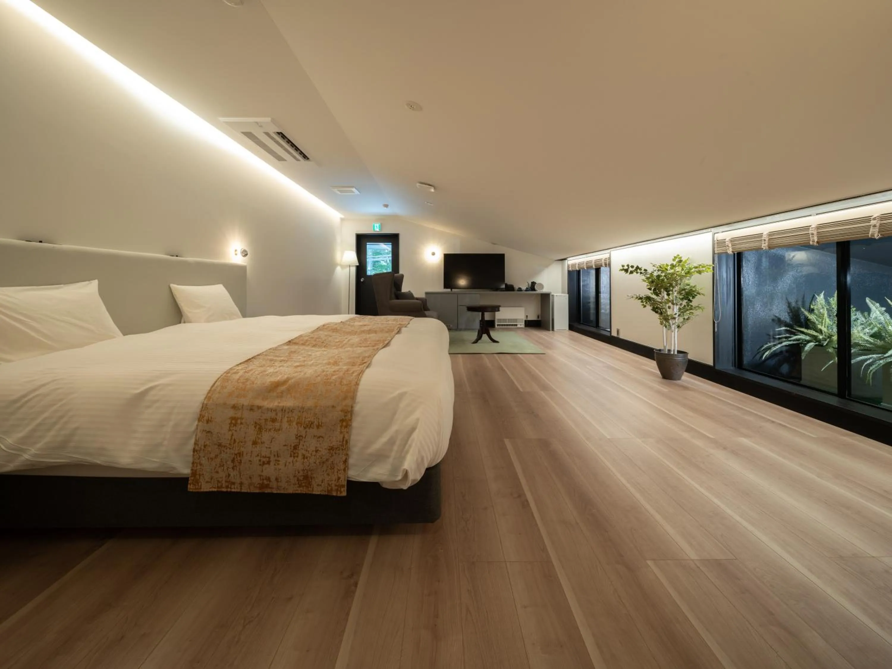 Photo of the whole room, Bed in LONGINGHOUSE Kyukaruizawa Suwanomori