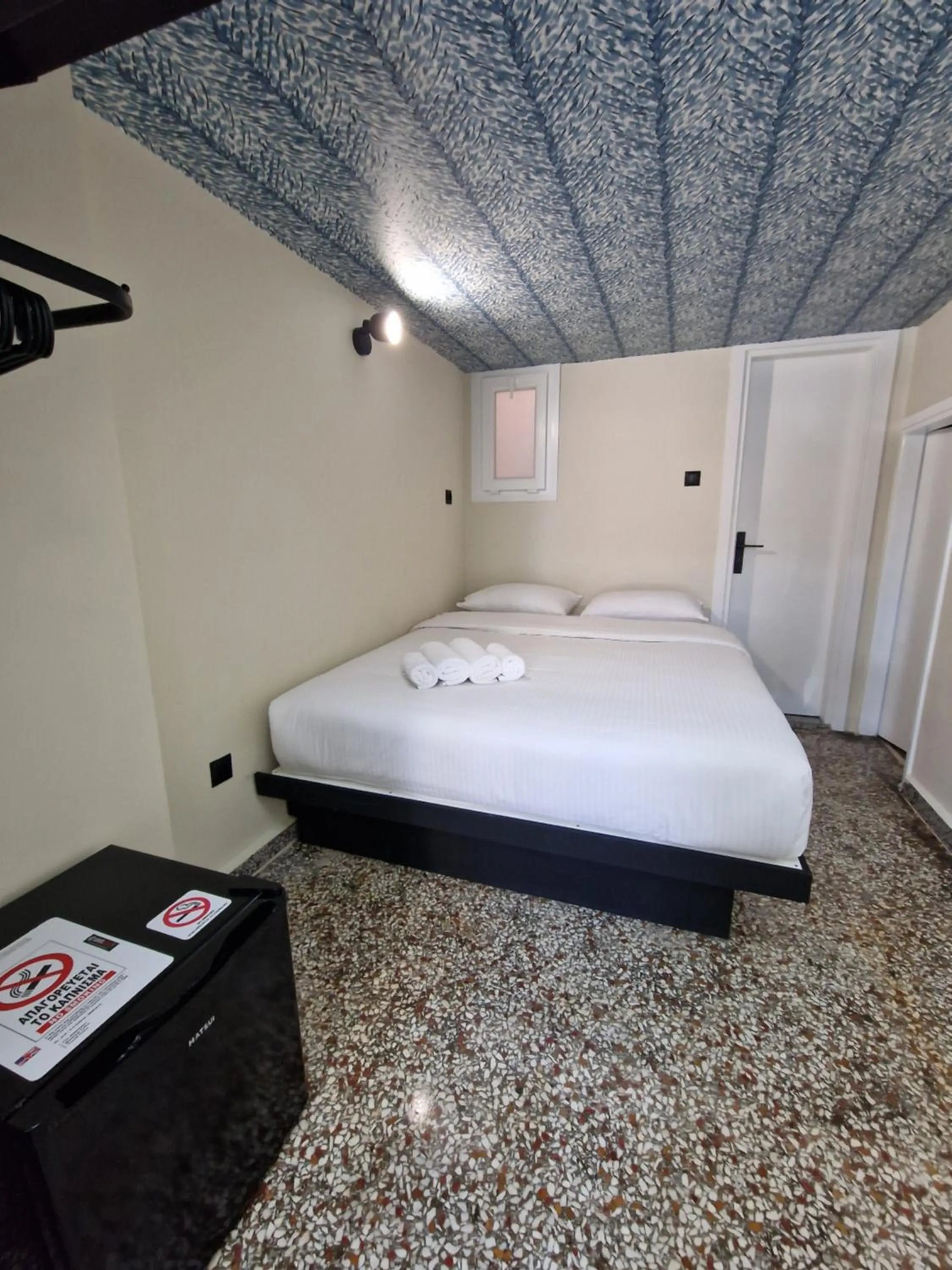 Toilet, Bed in 7ATHENS