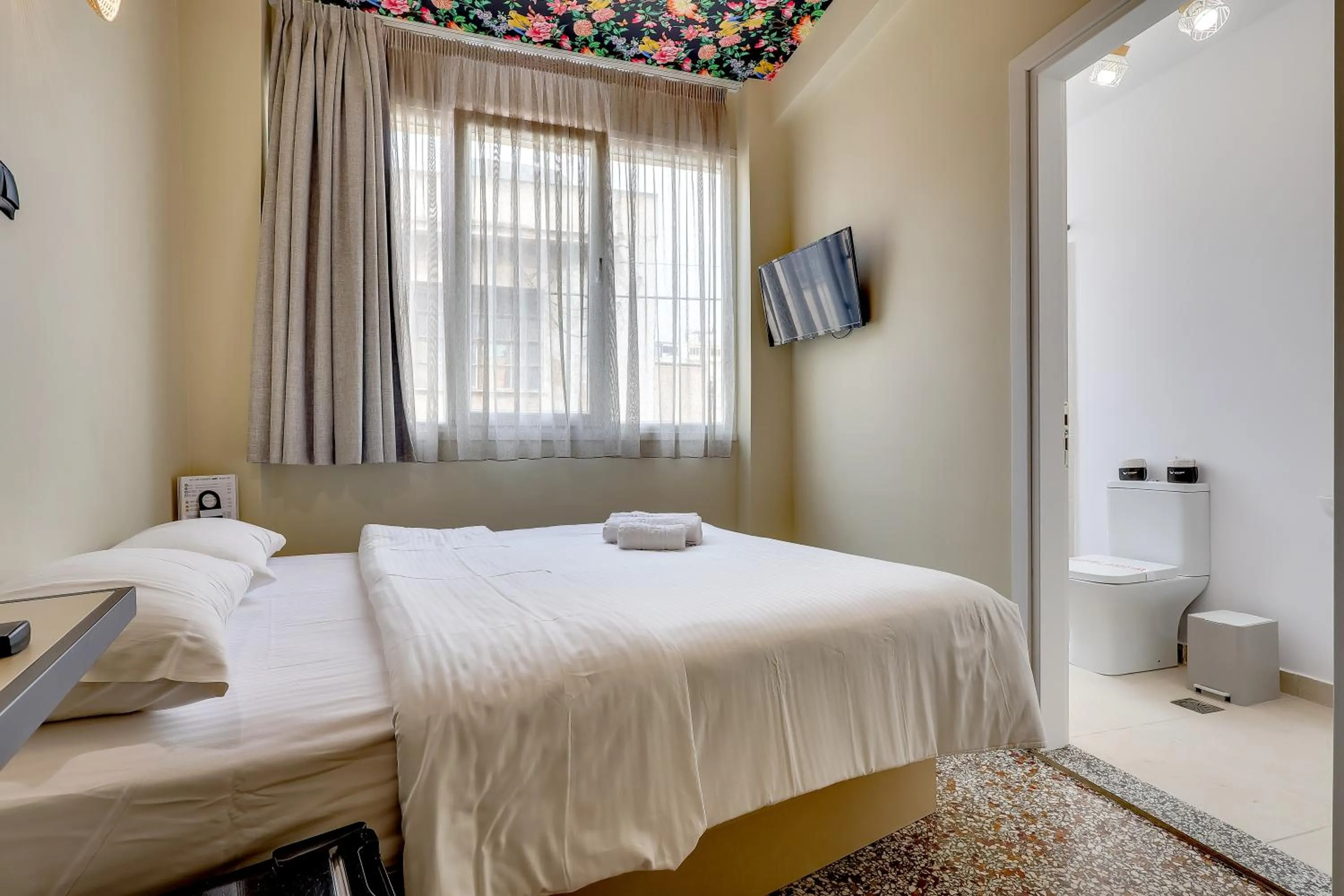 Photo of the whole room, Bed in 7ATHENS