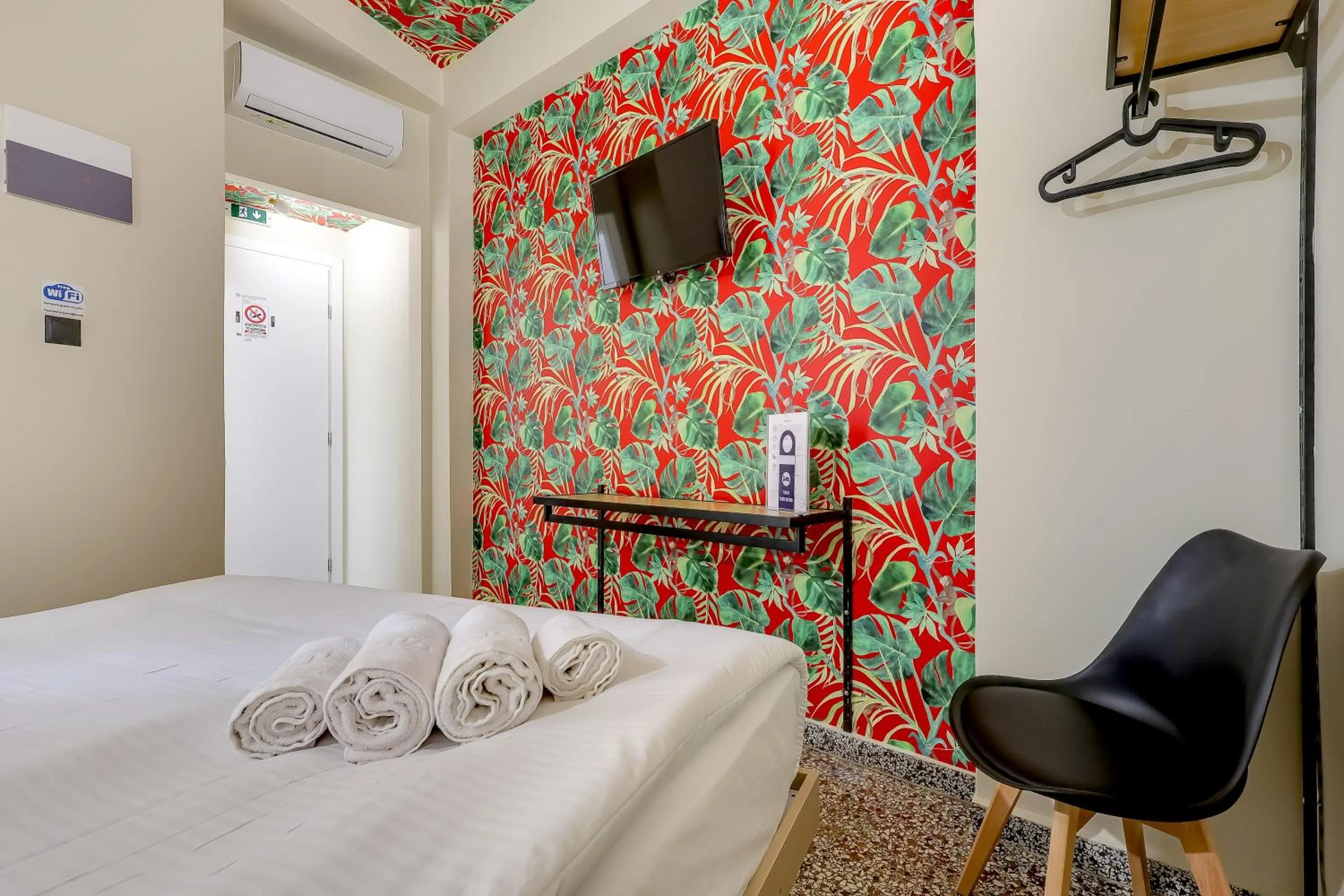 Photo of the whole room, Bed in 7ATHENS