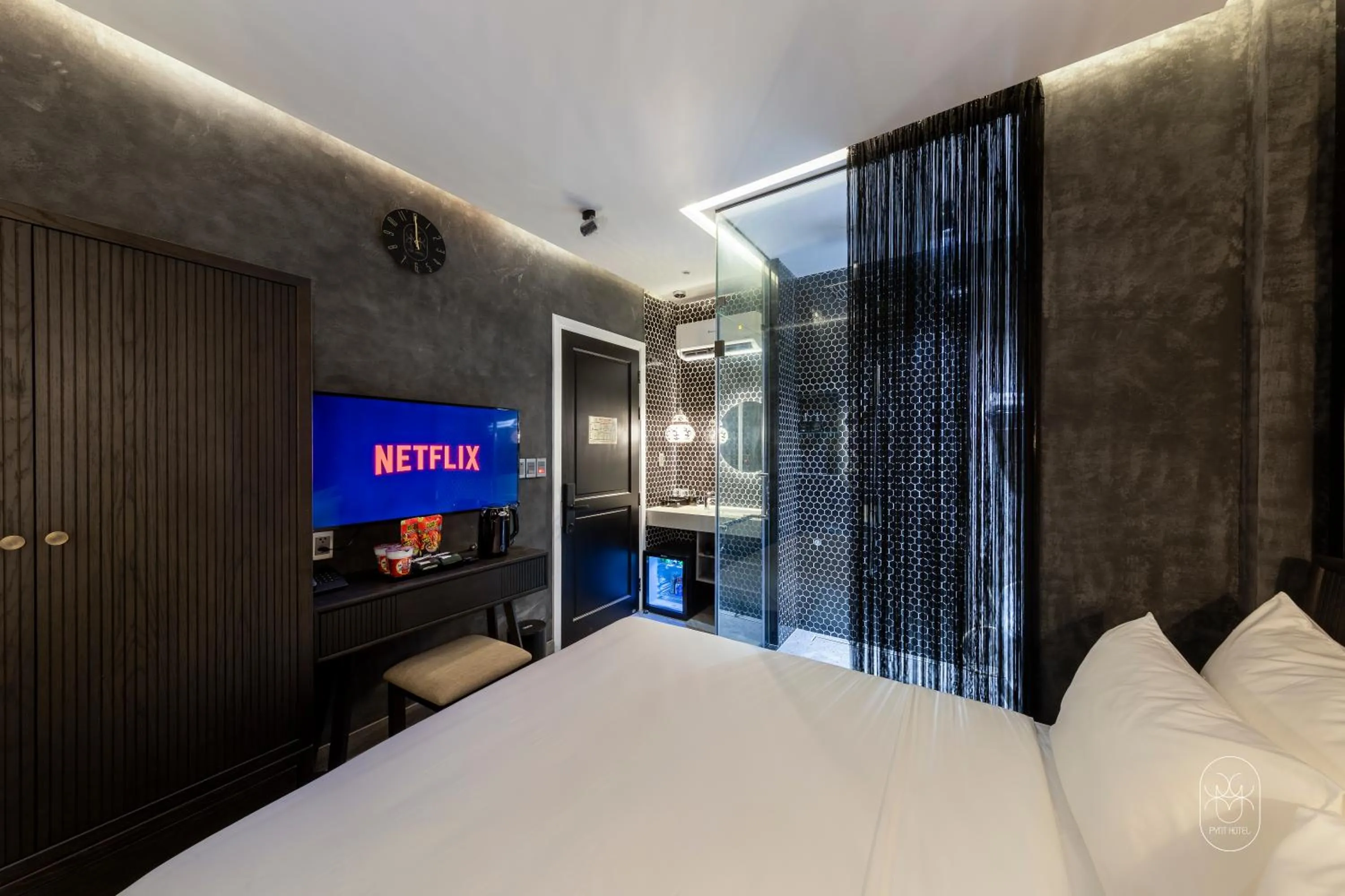 Communal lounge/ TV room, Bed in PYNT HOTEL