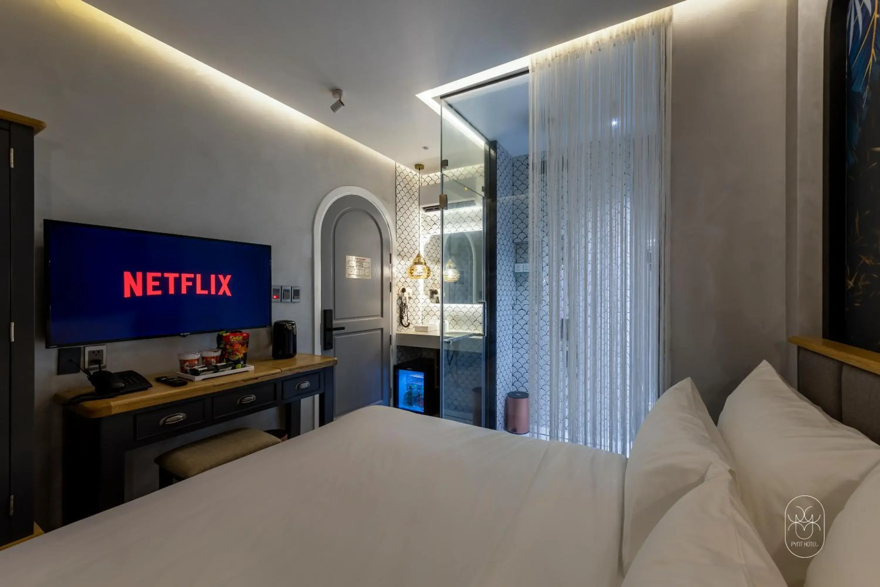 Communal lounge/ TV room, Bed in PYNT HOTEL Communal lounge/ TV room, Bed in PYNT HOTEL