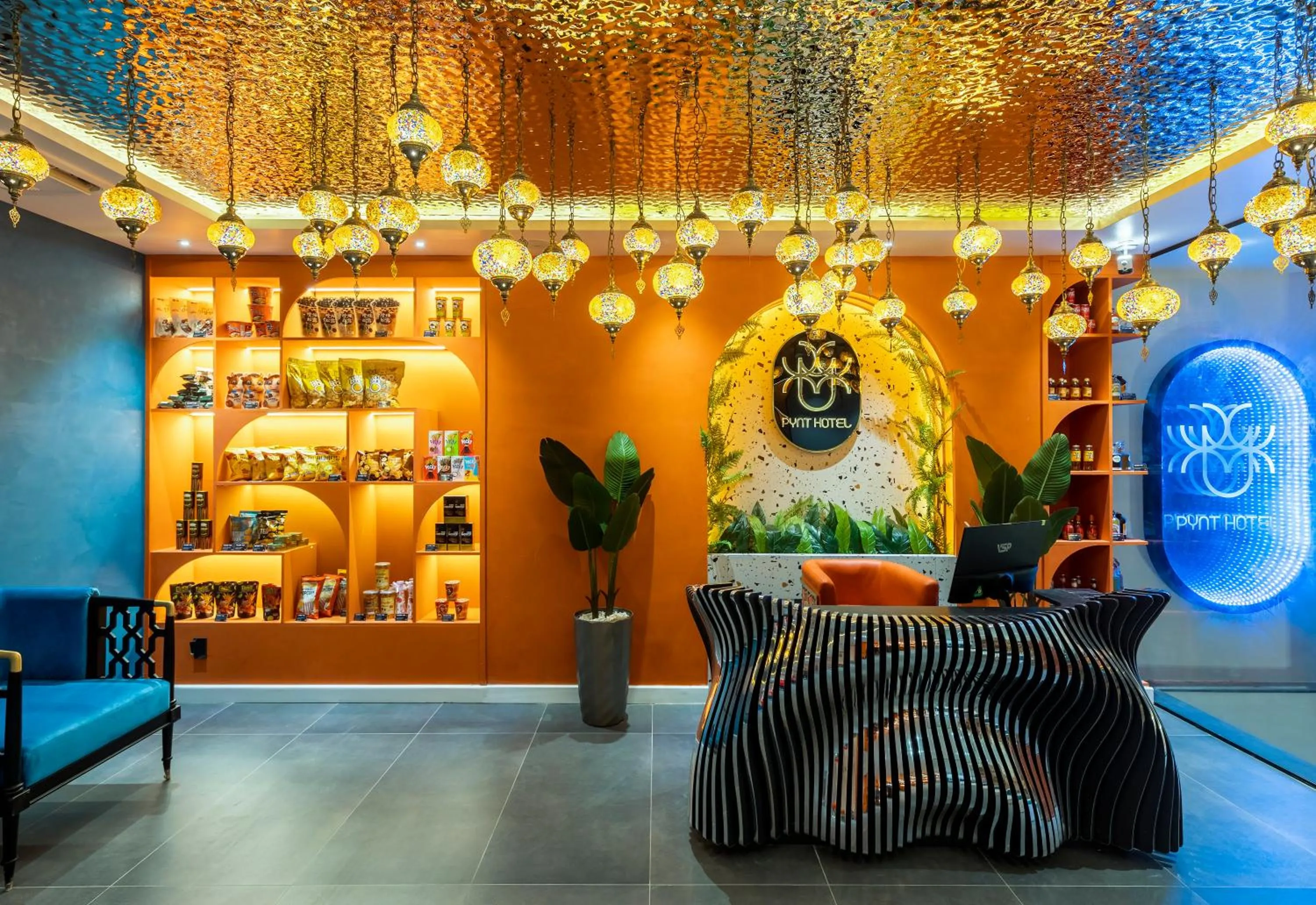 Restaurant/places to eat in PYNT HOTEL