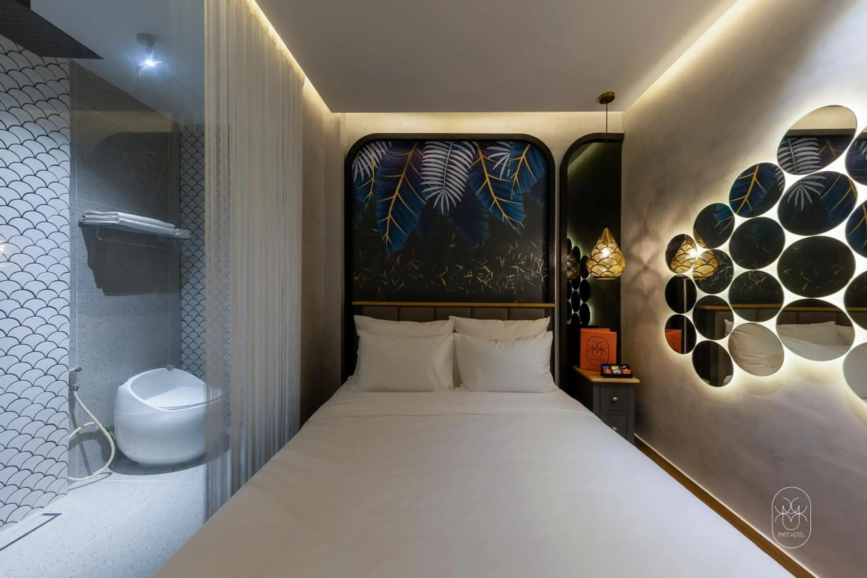 Shower, Bed in PYNT HOTEL Shower, Bed in PYNT HOTEL