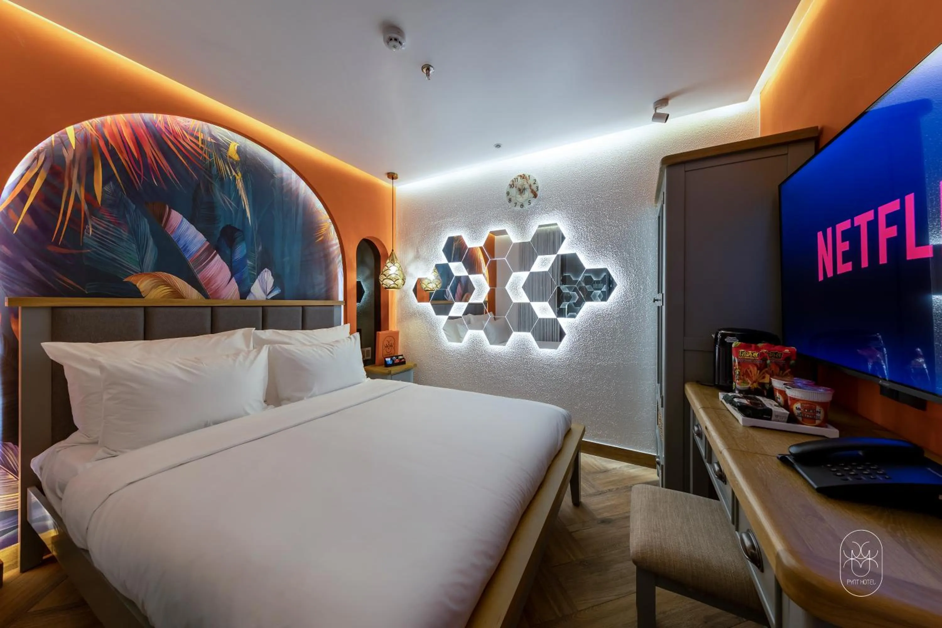 Communal lounge/ TV room, Bed in PYNT HOTEL