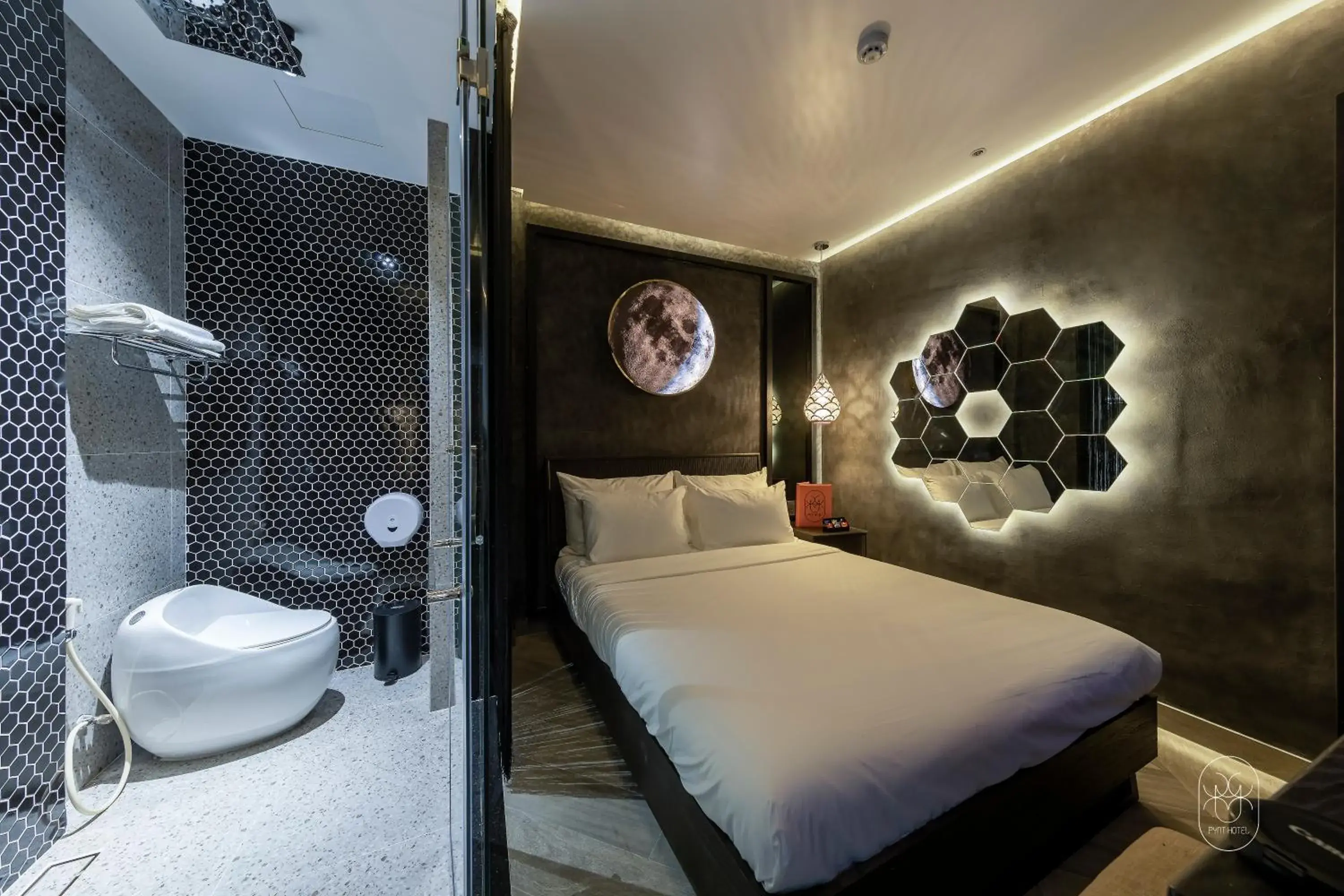 Shower, Bed in PYNT HOTEL Shower, Bed in PYNT HOTEL